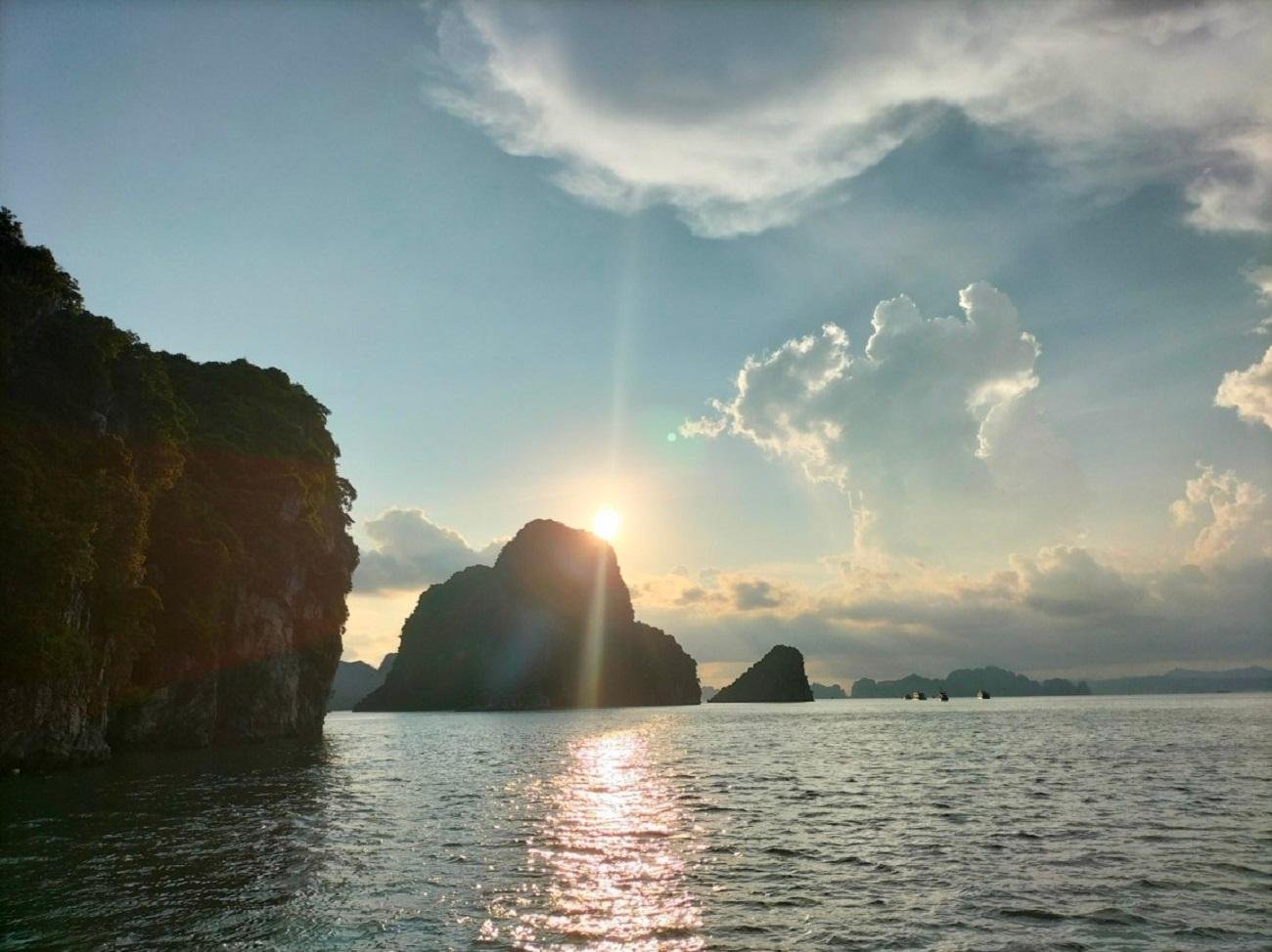 Ha Long & Lan Ha Bay 2-Day 5-Star Balcony Cruise