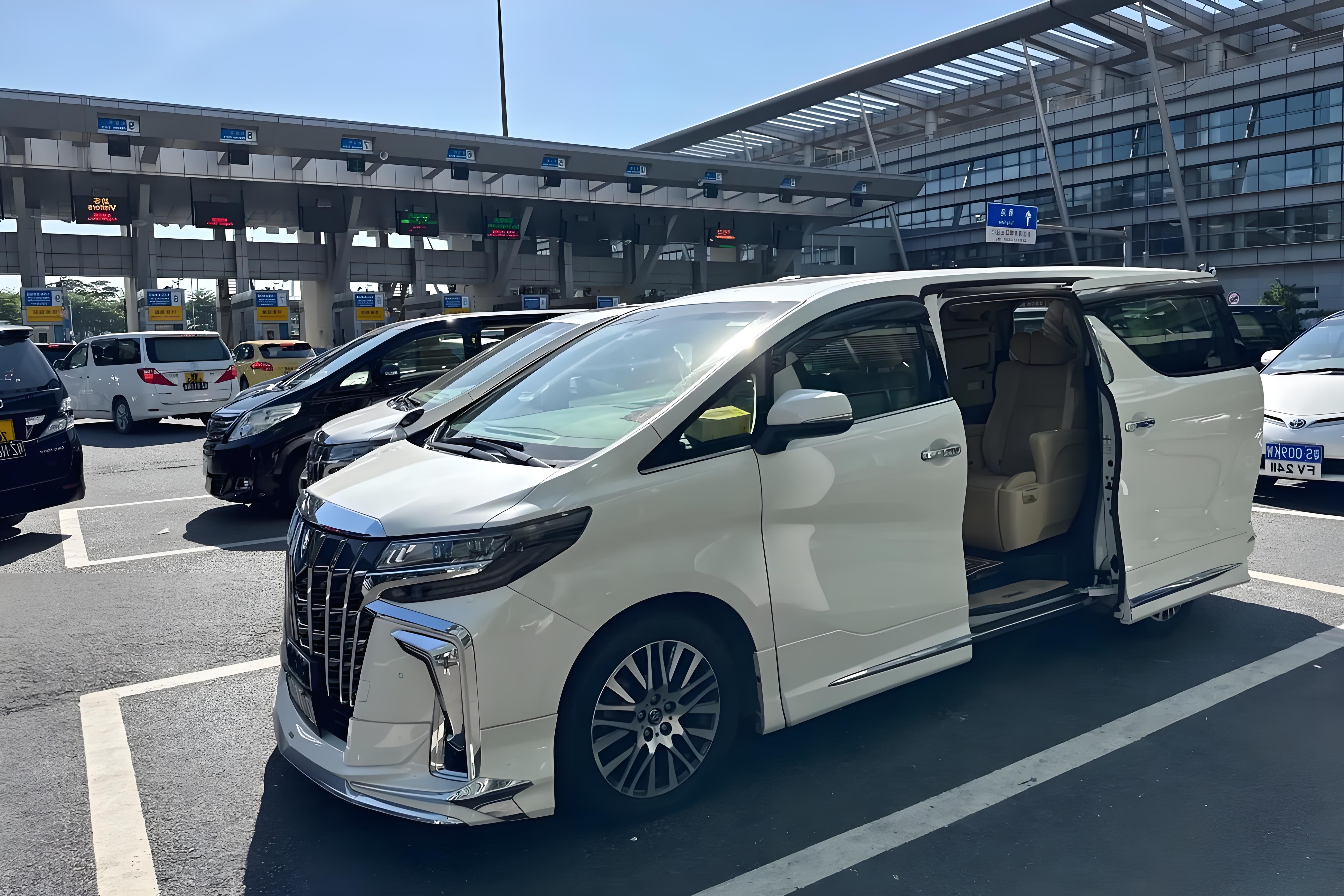 Private Airport Transfer: Hong Kong to Shenzhen, Guangzhou or Macau