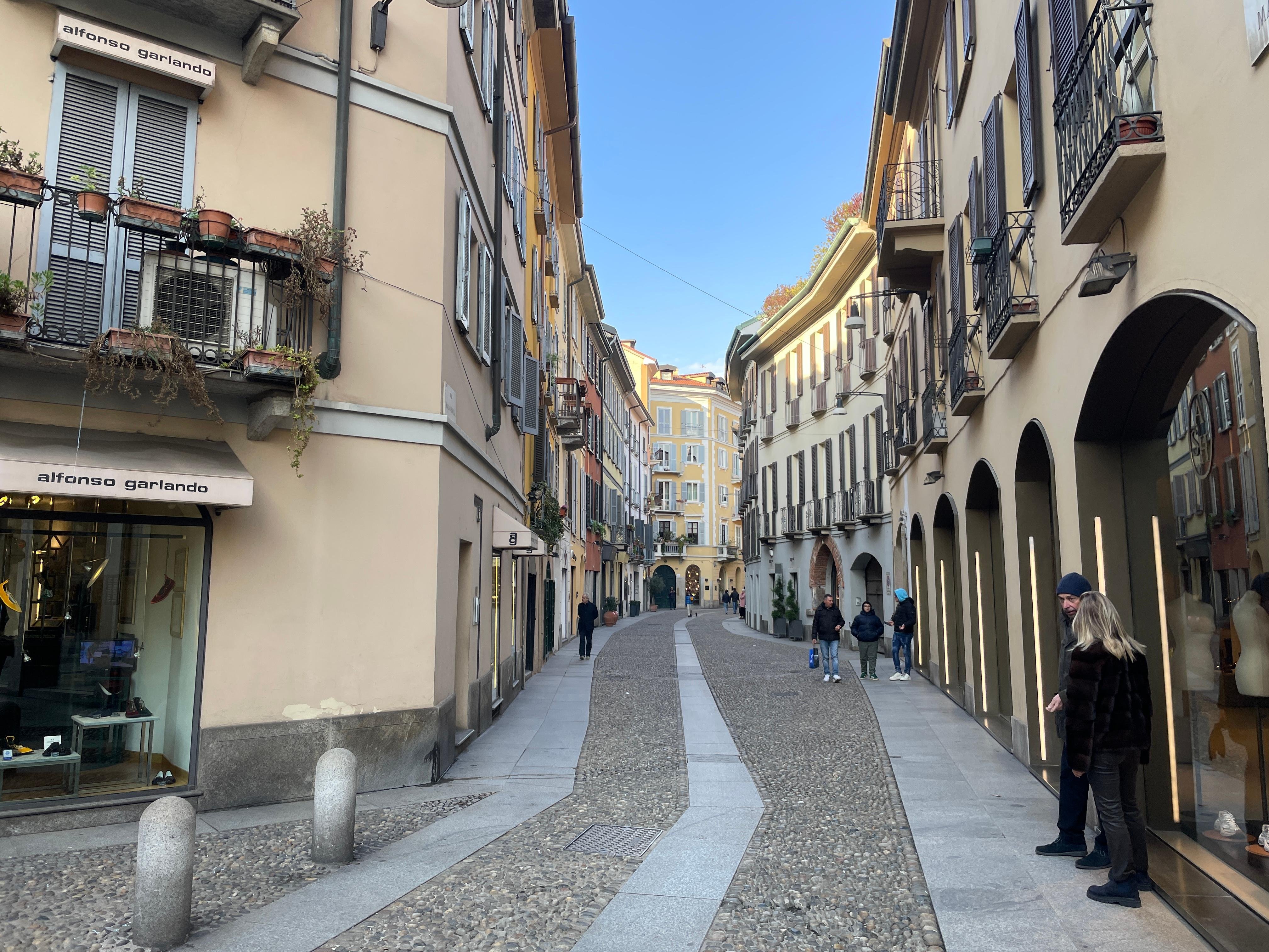Milan History & Street Food Walk with Wine