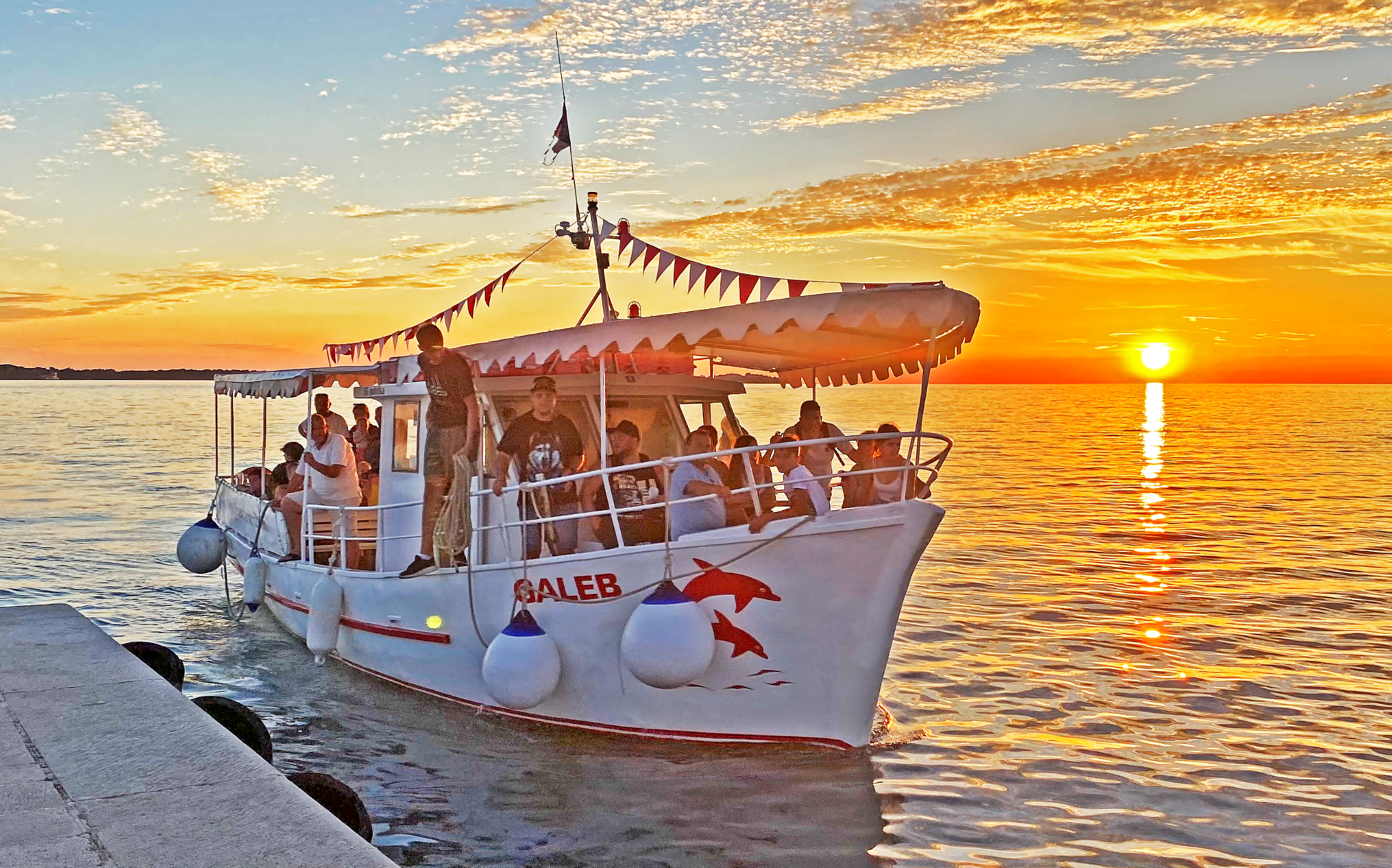 Stari Grad Bay Sunset Cruise with Wine & Music
