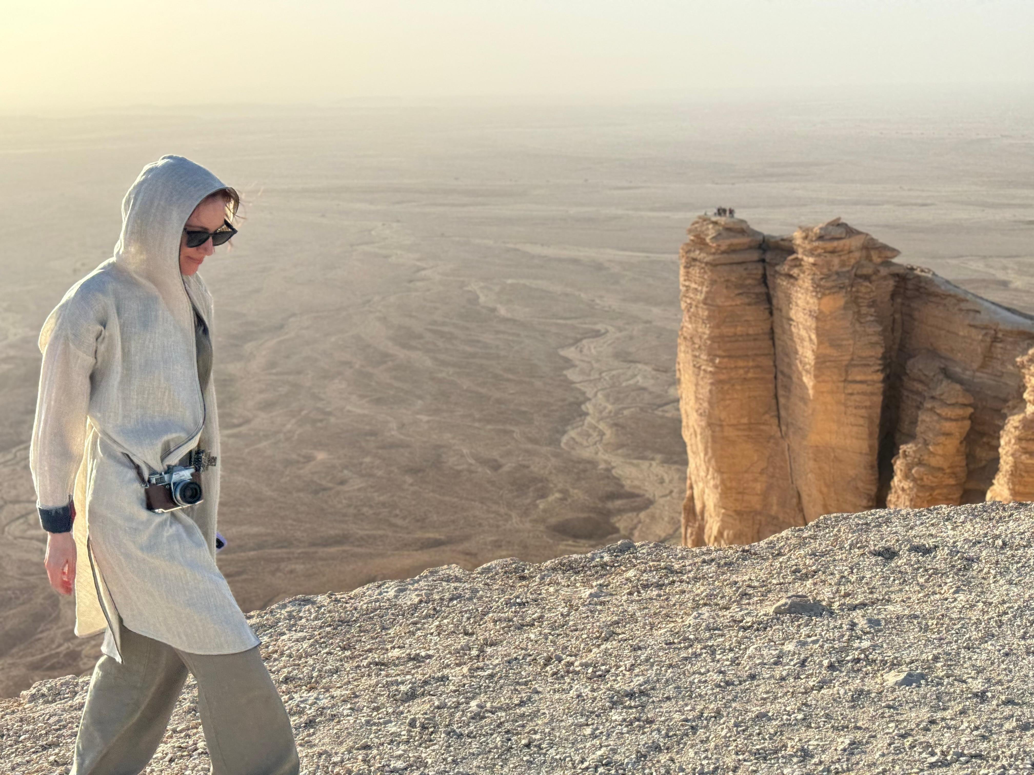 Riyadh Desert Expedition: Edge of the World, Camels & Stargazing