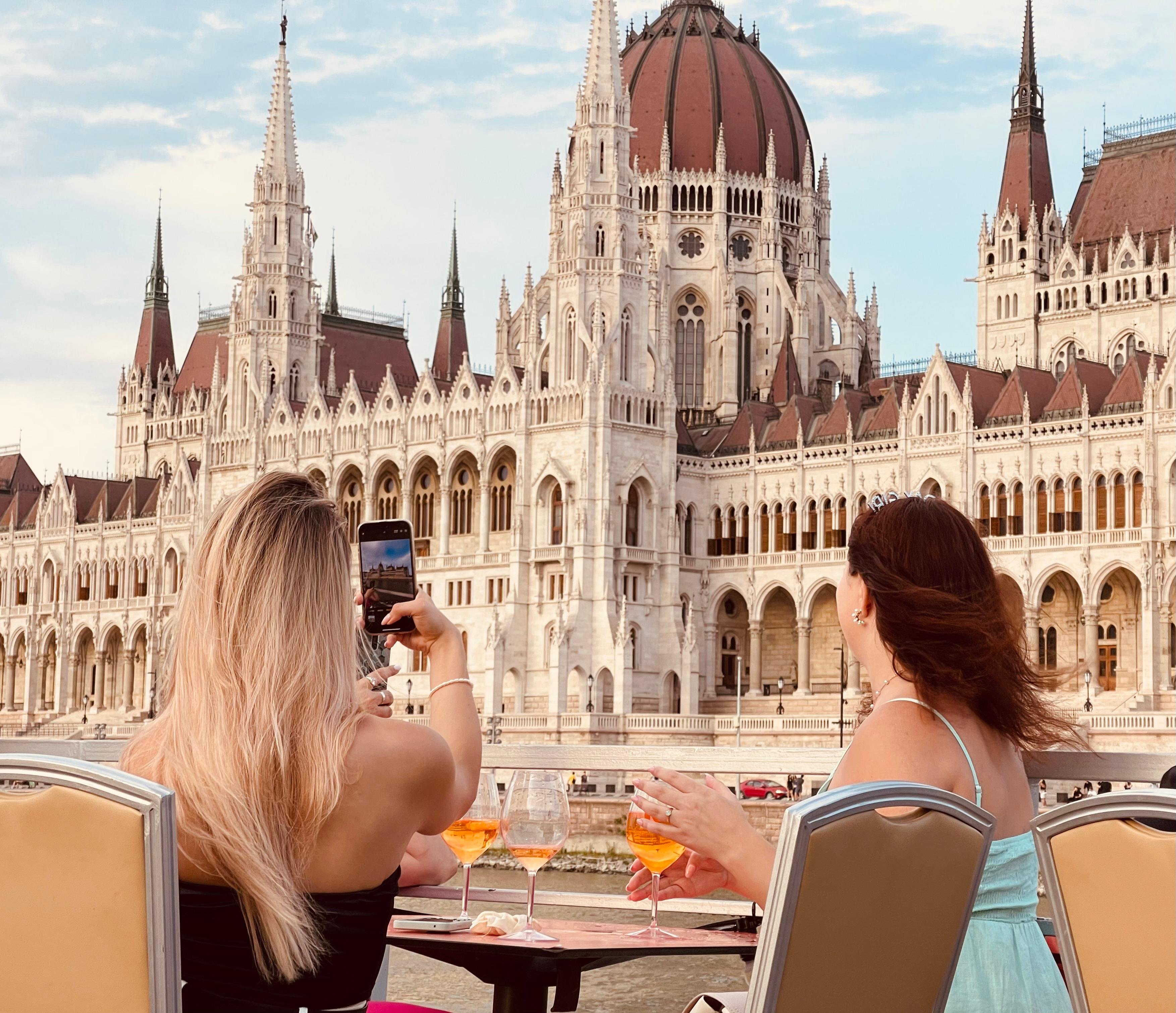 Budapest: GLOW Sightseeing Cruise with Welcome Drink