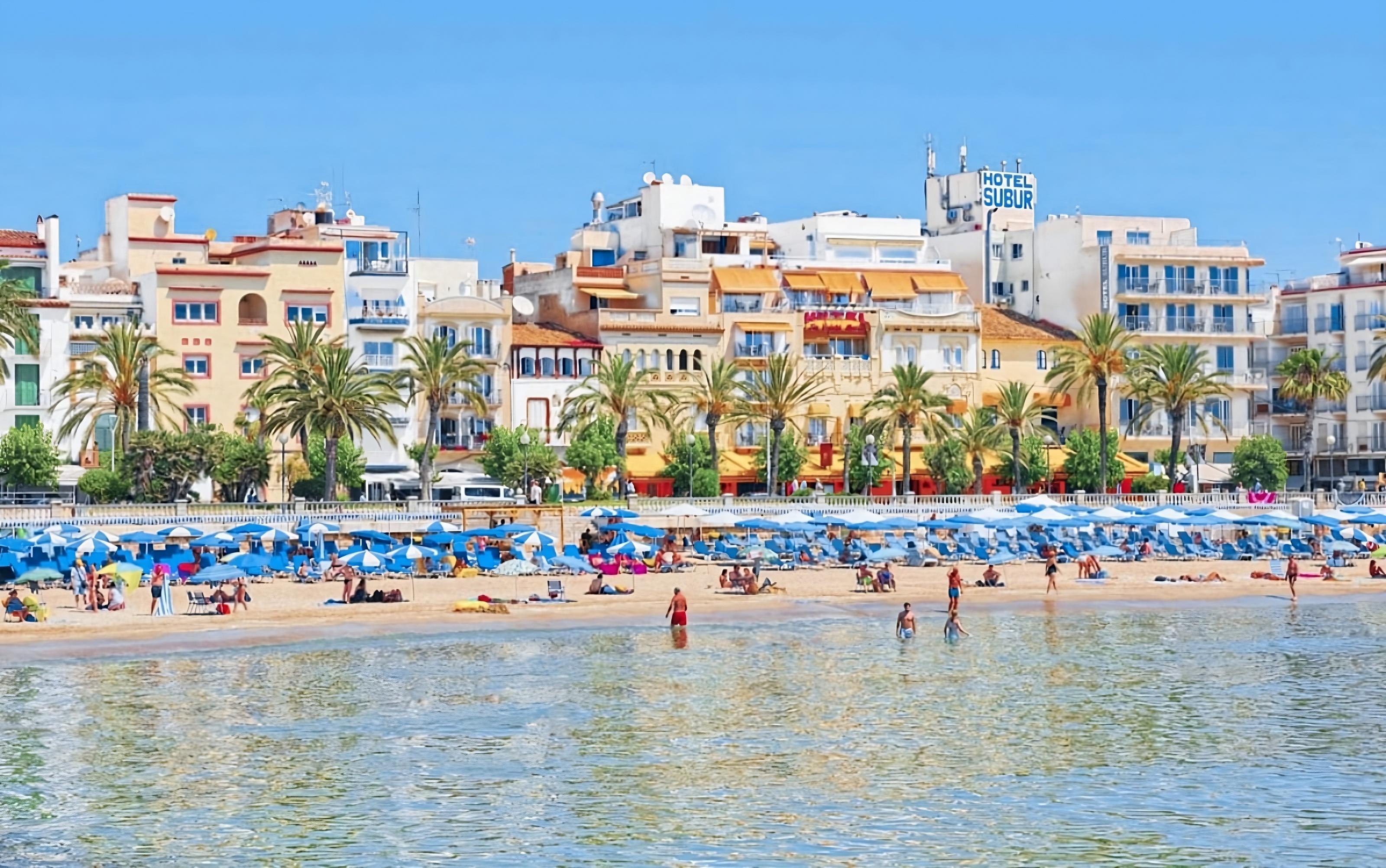 Sitges Cultural & Beach Tour with Breakfast and Tapas