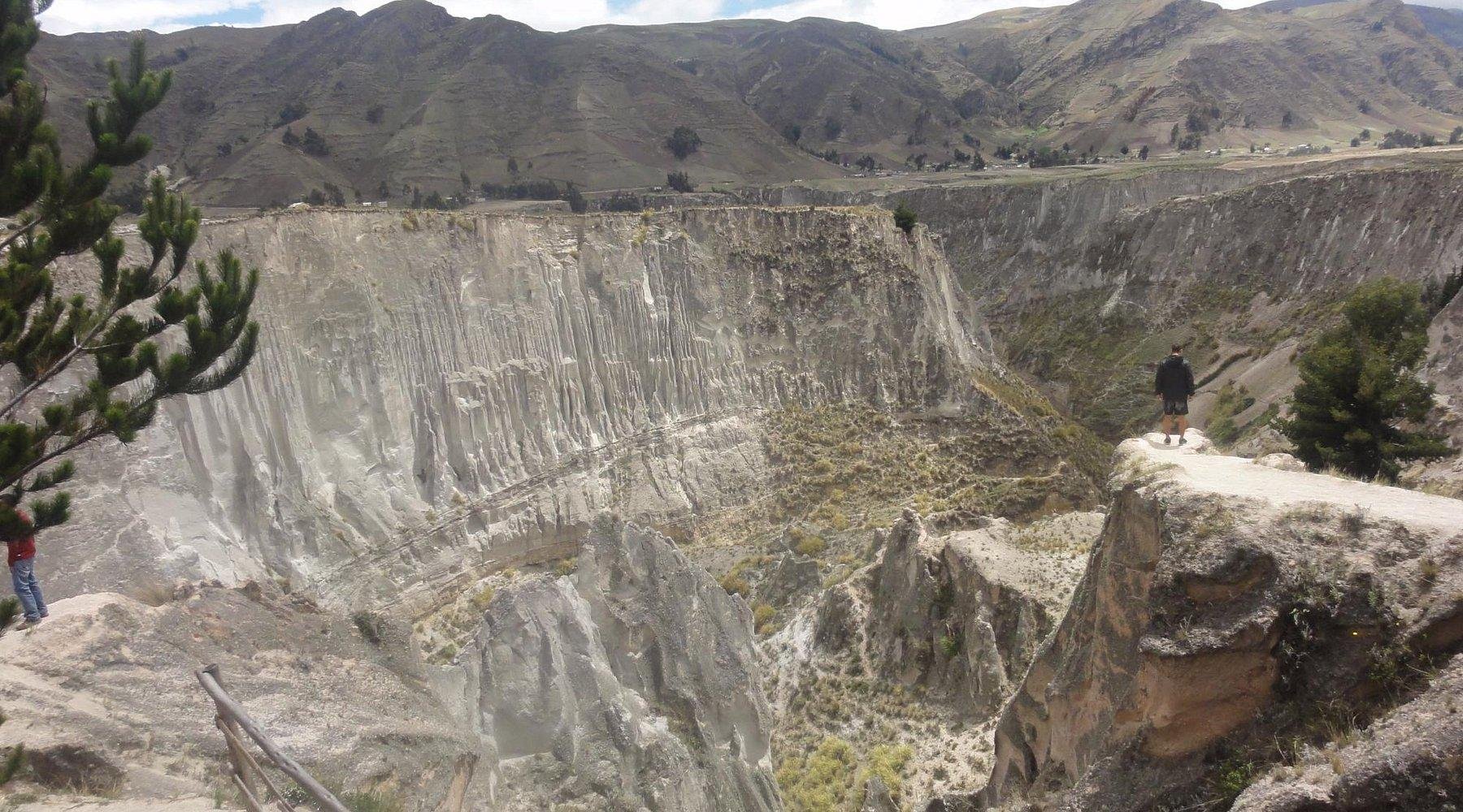Private Andes Road Trip: Cotopaxi & Quilotoa Lagoon