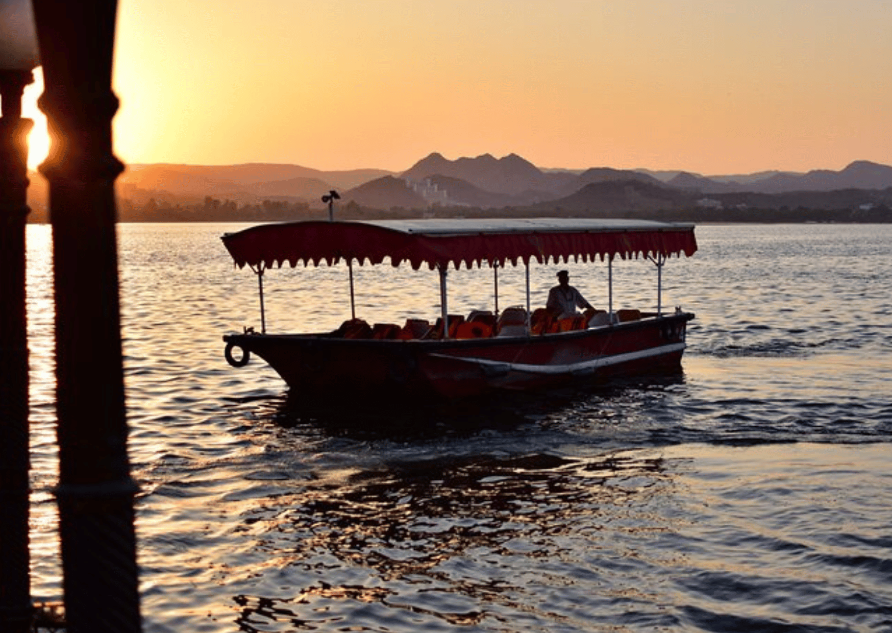 Udaipur: Ghats Walking Tour & Lake Pichola Boat Cruise