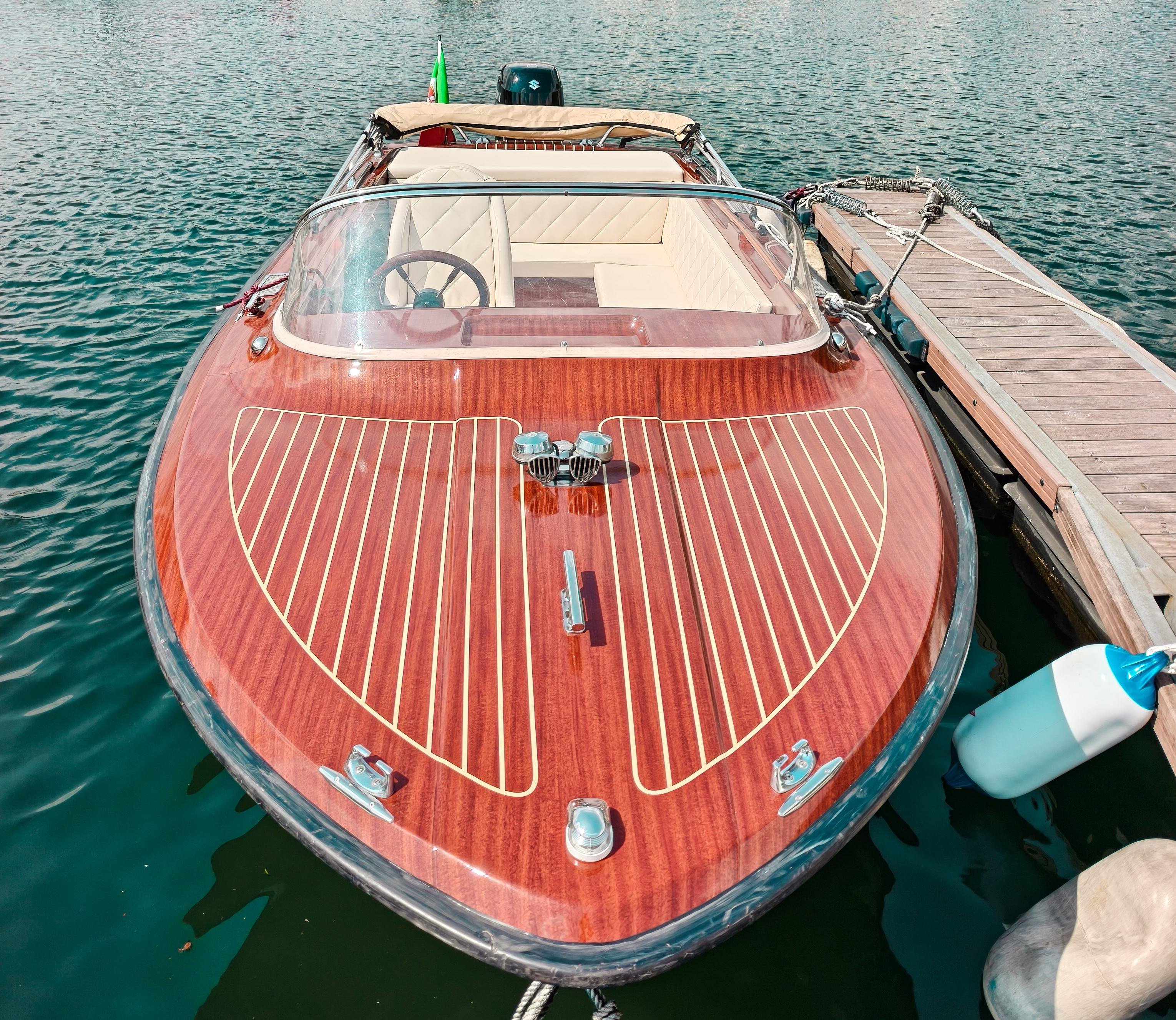 Private Vintage Wooden Boat Tour on Lake Como