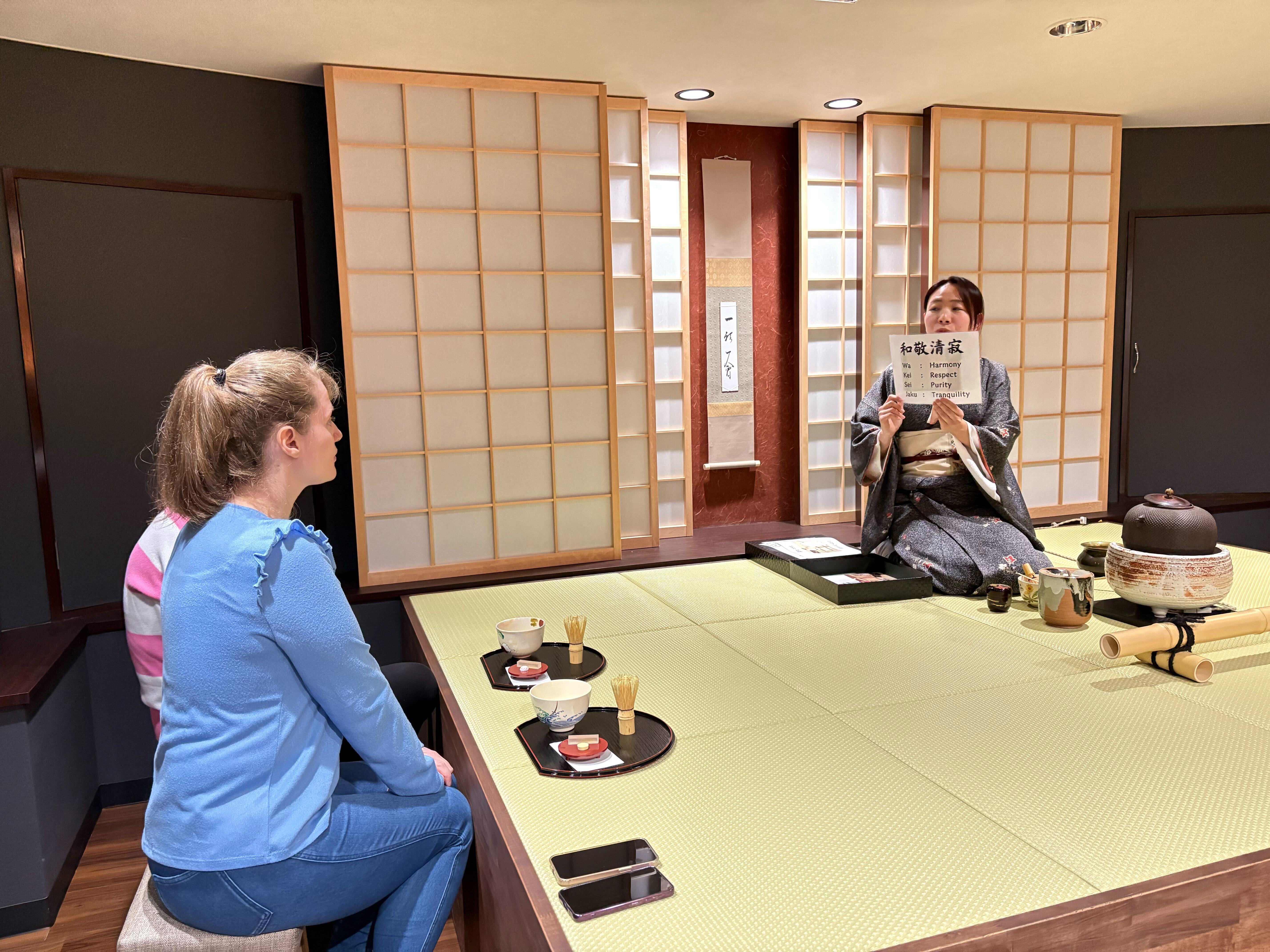 Traditionell teceremoni i Gion med matcha & lokala sötsaker