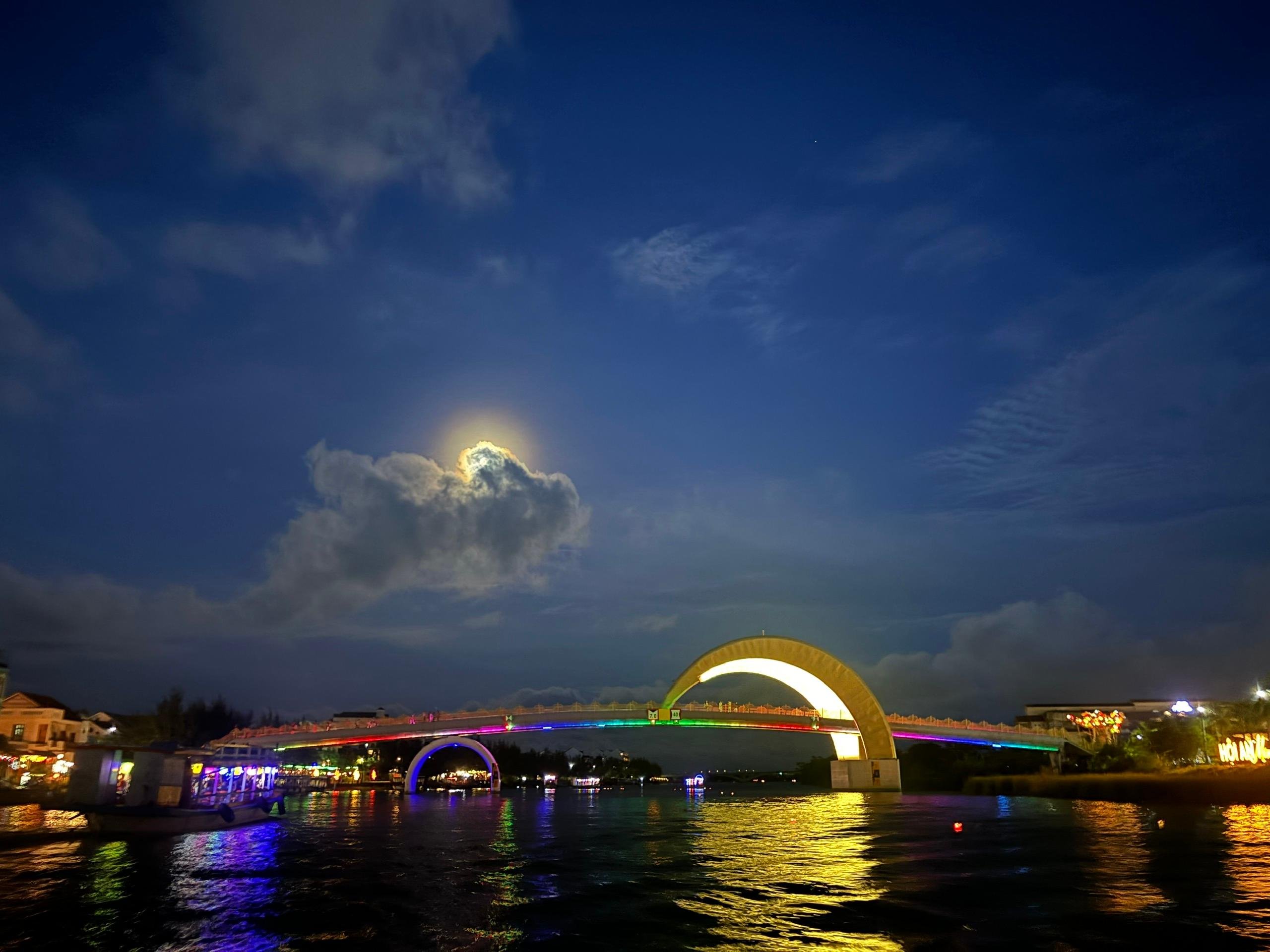 Hoi An Evening: River Lanterns, Moonlight Bridge & Memories Show