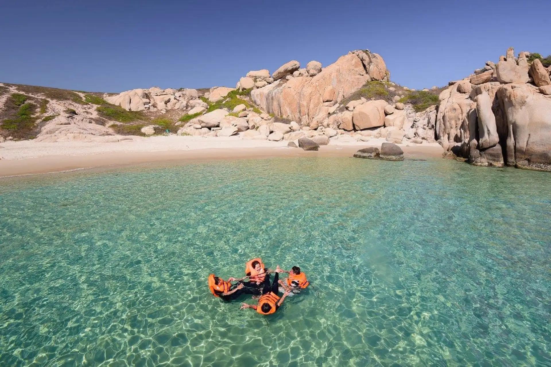 Bay Canh & Hon Cau Island Discovery