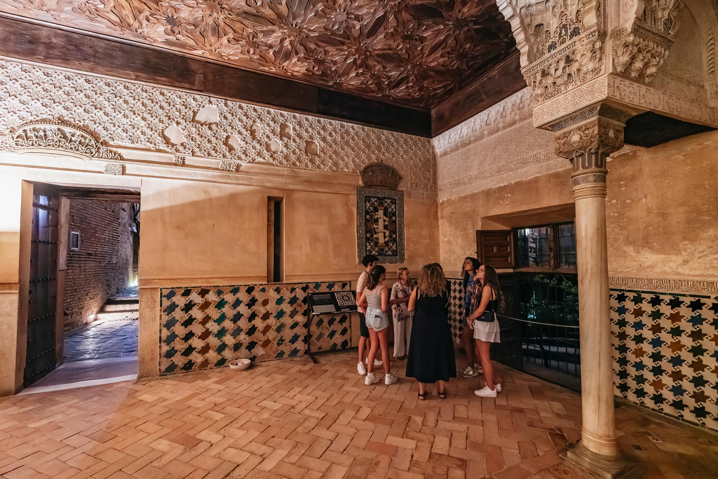Alhambra & Nasrid Palaces: Exclusive Evening Guided Tour