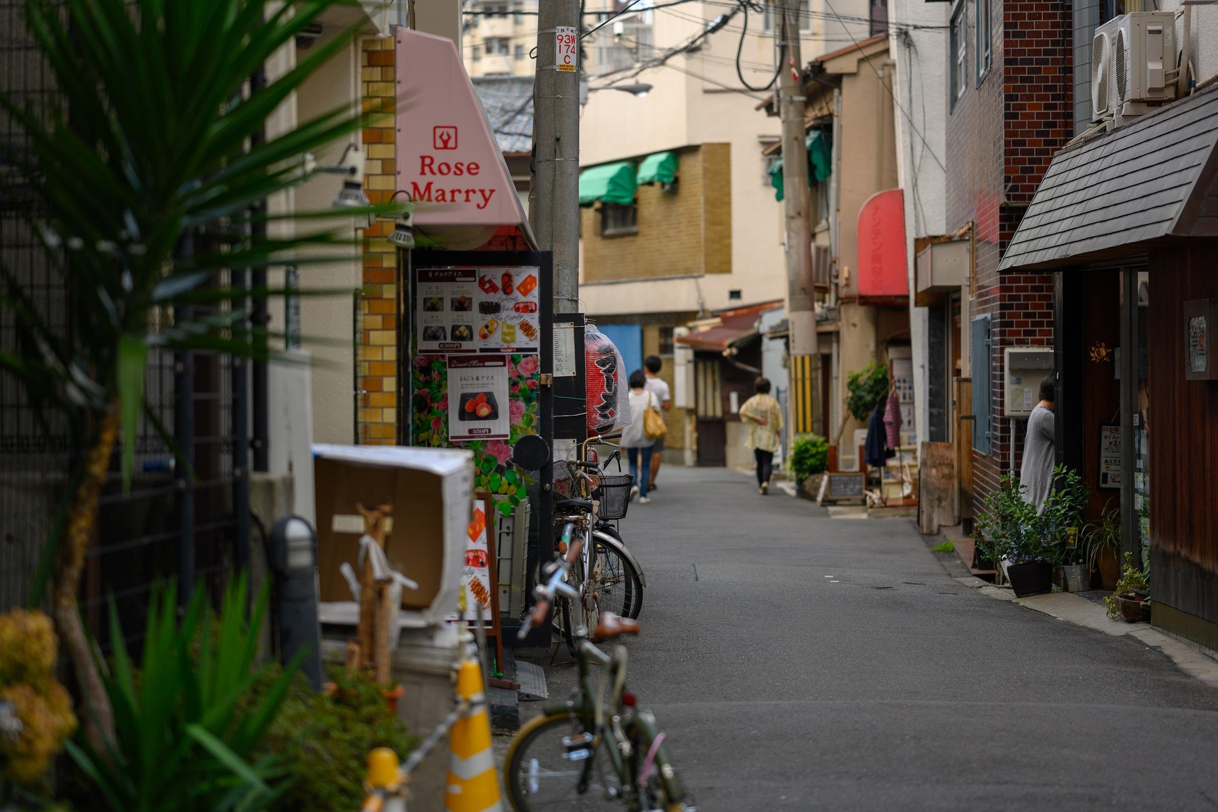 Osaka Contrast Walk: Umeda Sky Views & Nakazakicho Retro District