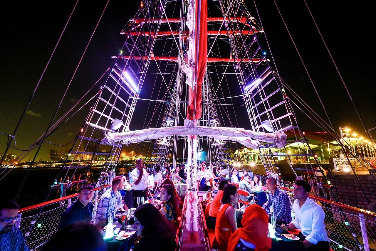 Royal Albatross Evening Sail with Buffet & Unlimited Drinks