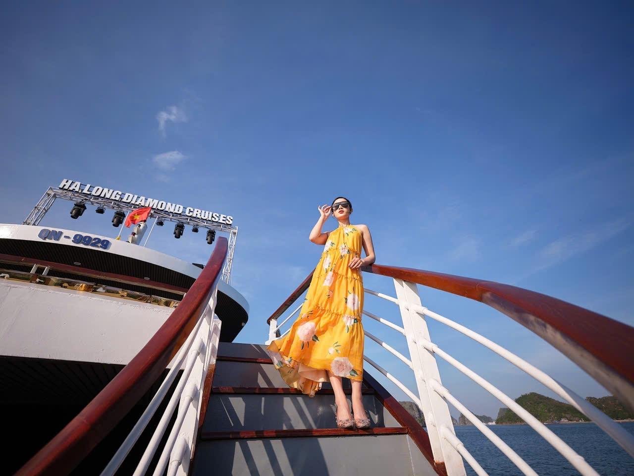 Ha Long Bay Full-Day Luxury Cruise from Hanoi