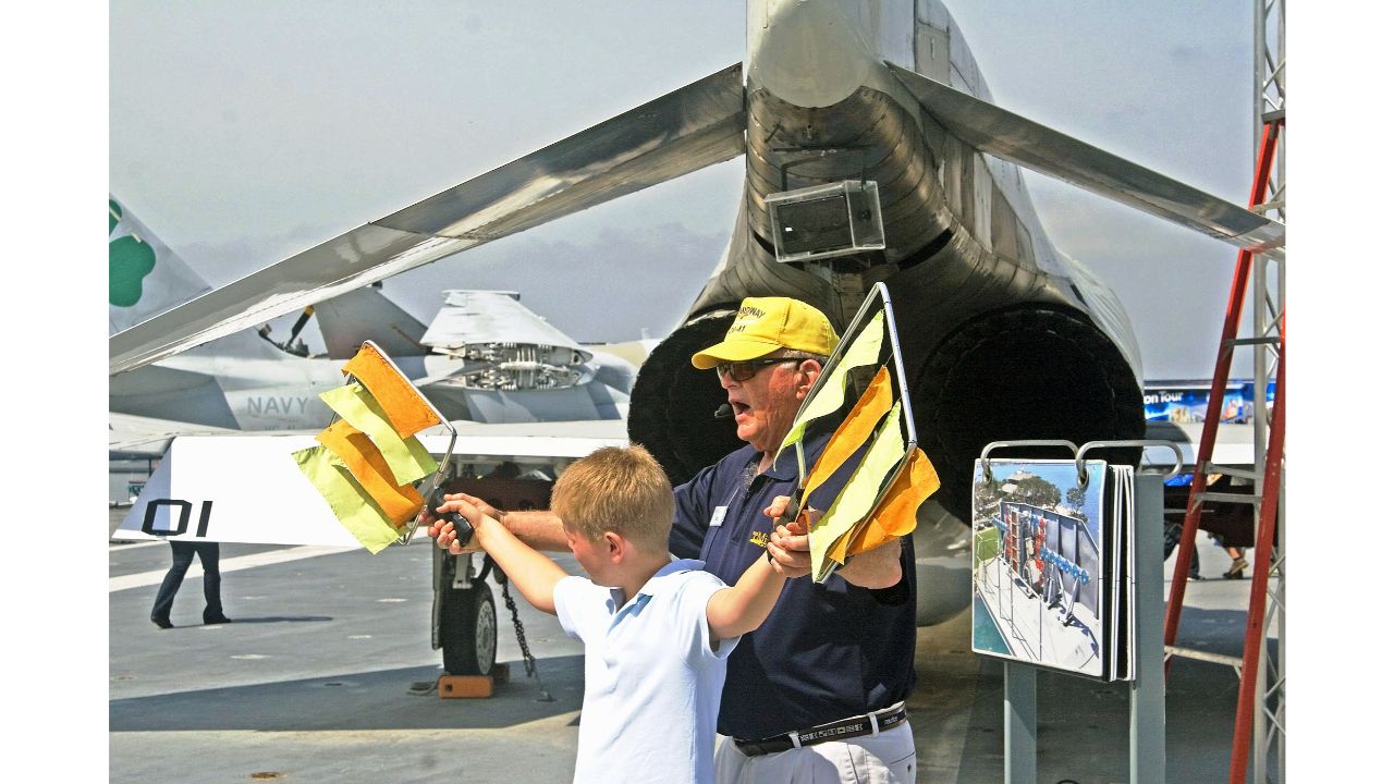 Aviones en la cubierta de vuelo del USS Midway sobre la bahía de San Diego