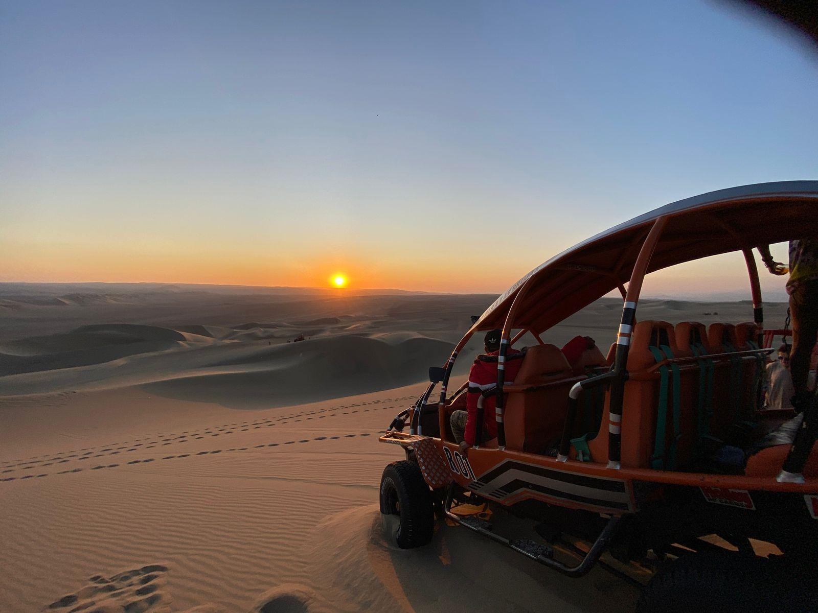Aventura en Paracas y Huacachina: Islas, Dunas y Puesta de Sol en el Desierto