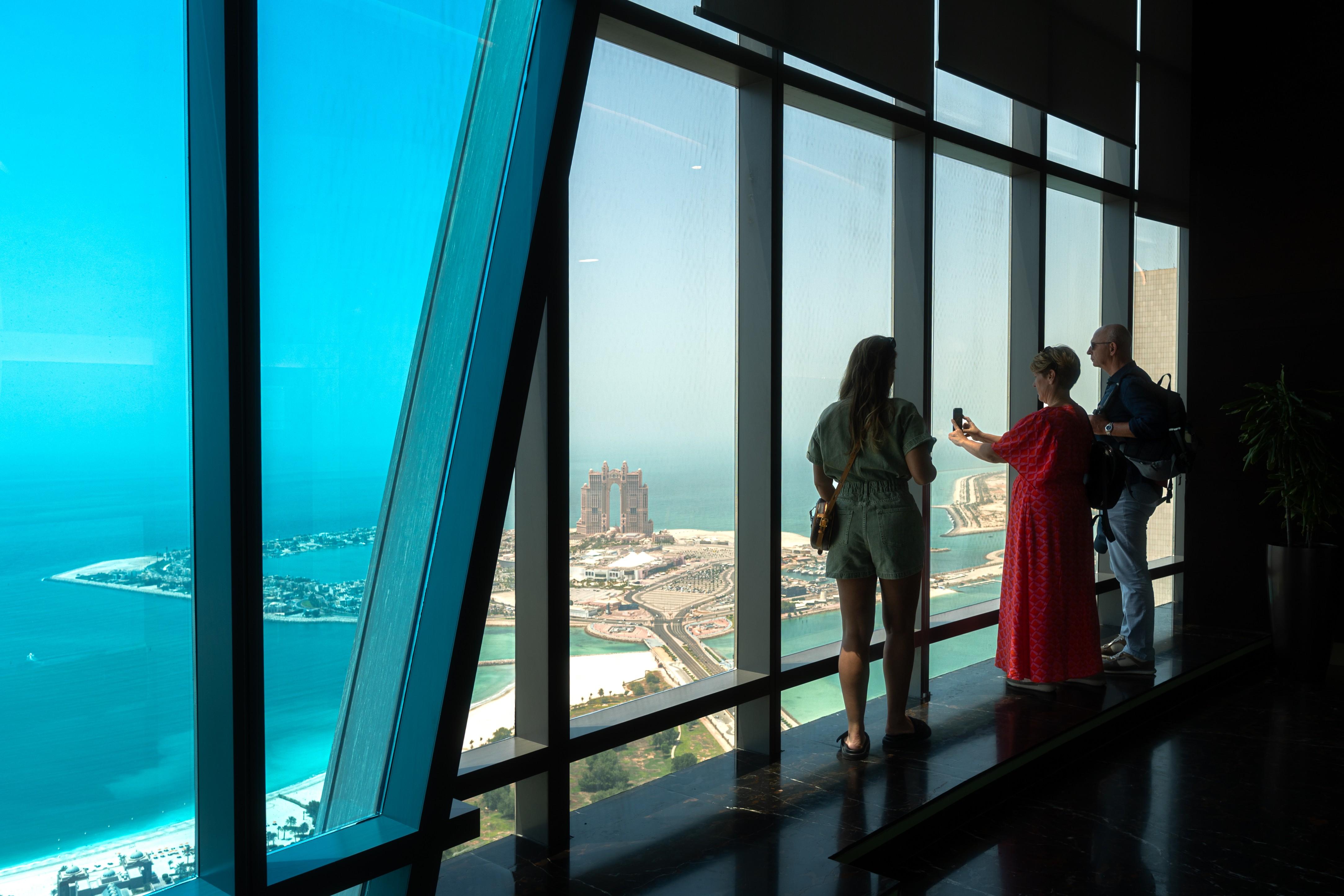 Dubai to Abu Dhabi Private Day Tour: Grand Mosque, Royal Palace & City Icons
