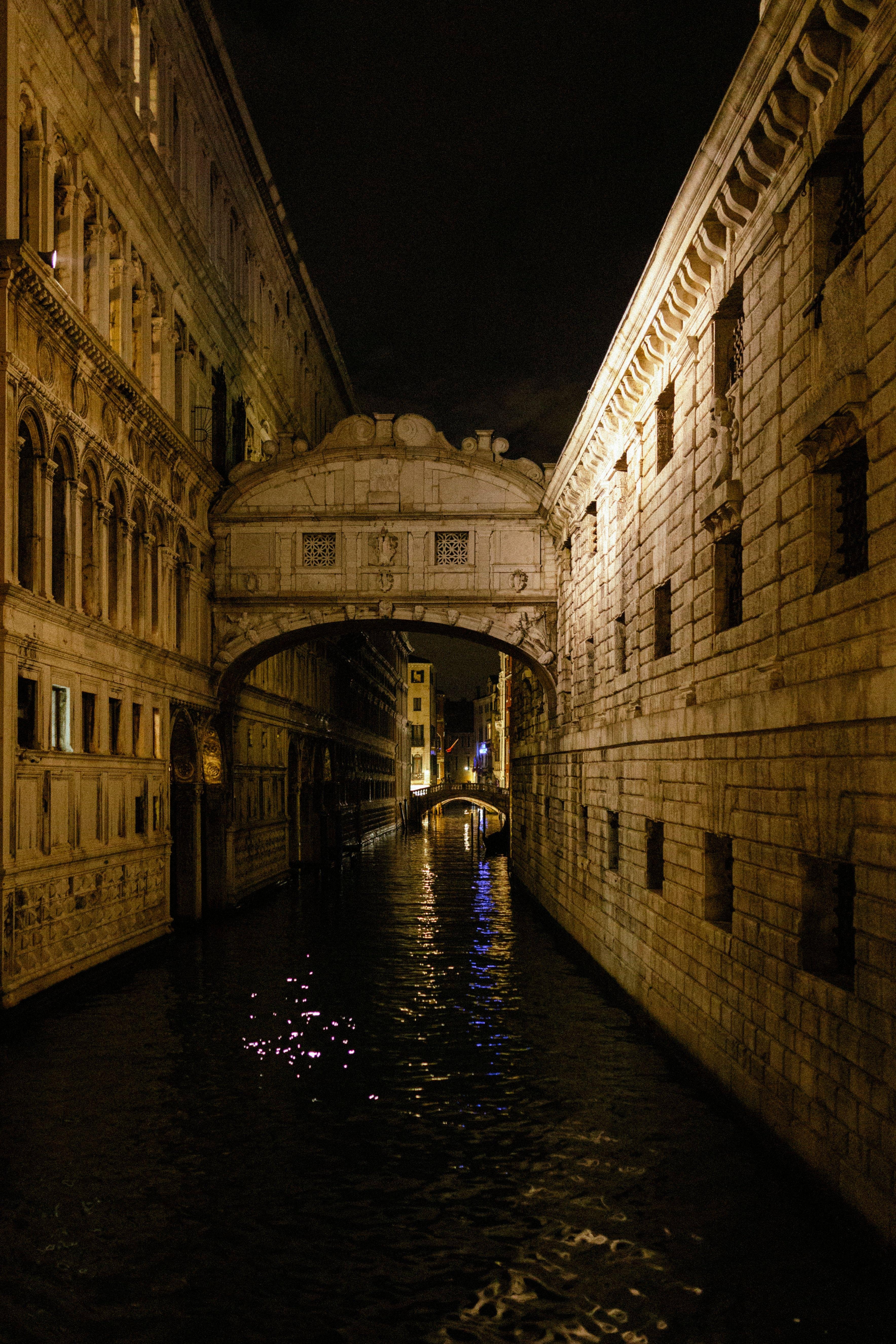 Evening Canal Boat Tour with Local Guide