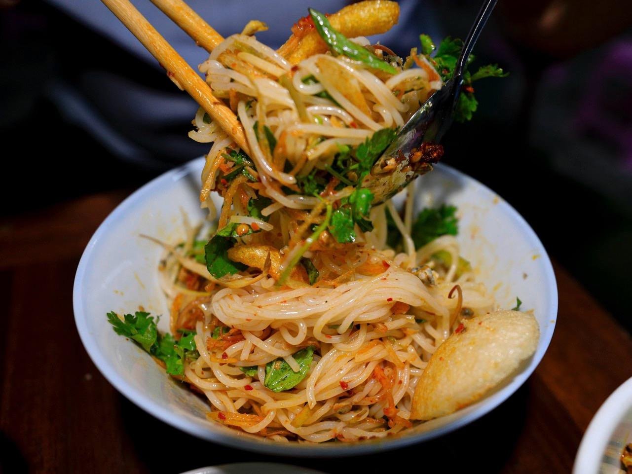 Hue Evening Food Walk: 8 Dishes & Hidden Kitchens