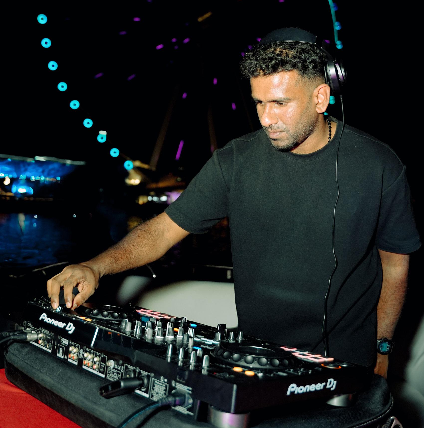 Dubai Marina Luxury Yacht Party – BBQ, Open Bar & Live DJ
