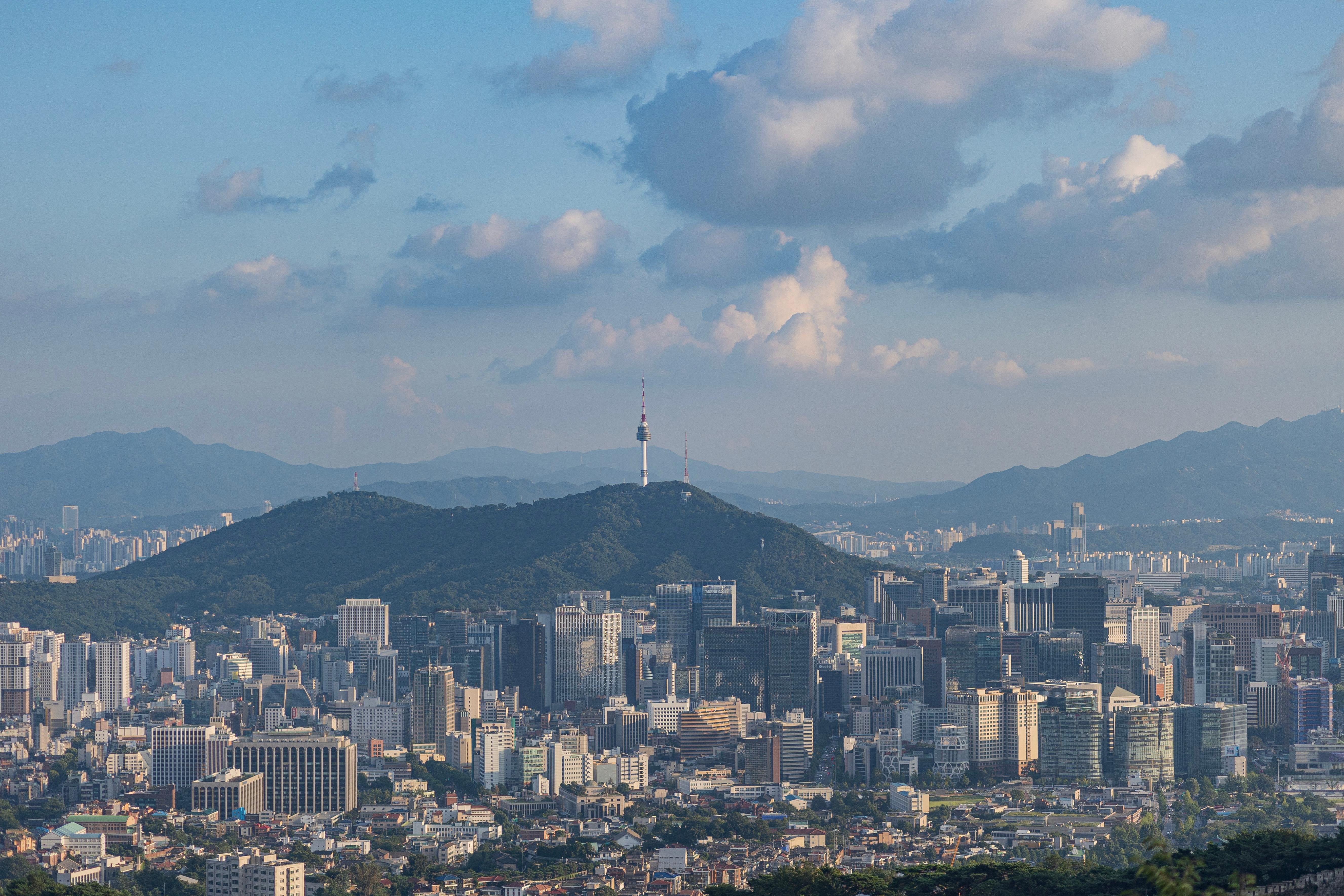 Seoul Highlights: Palace, Hanok Villages & Gwangjang Market