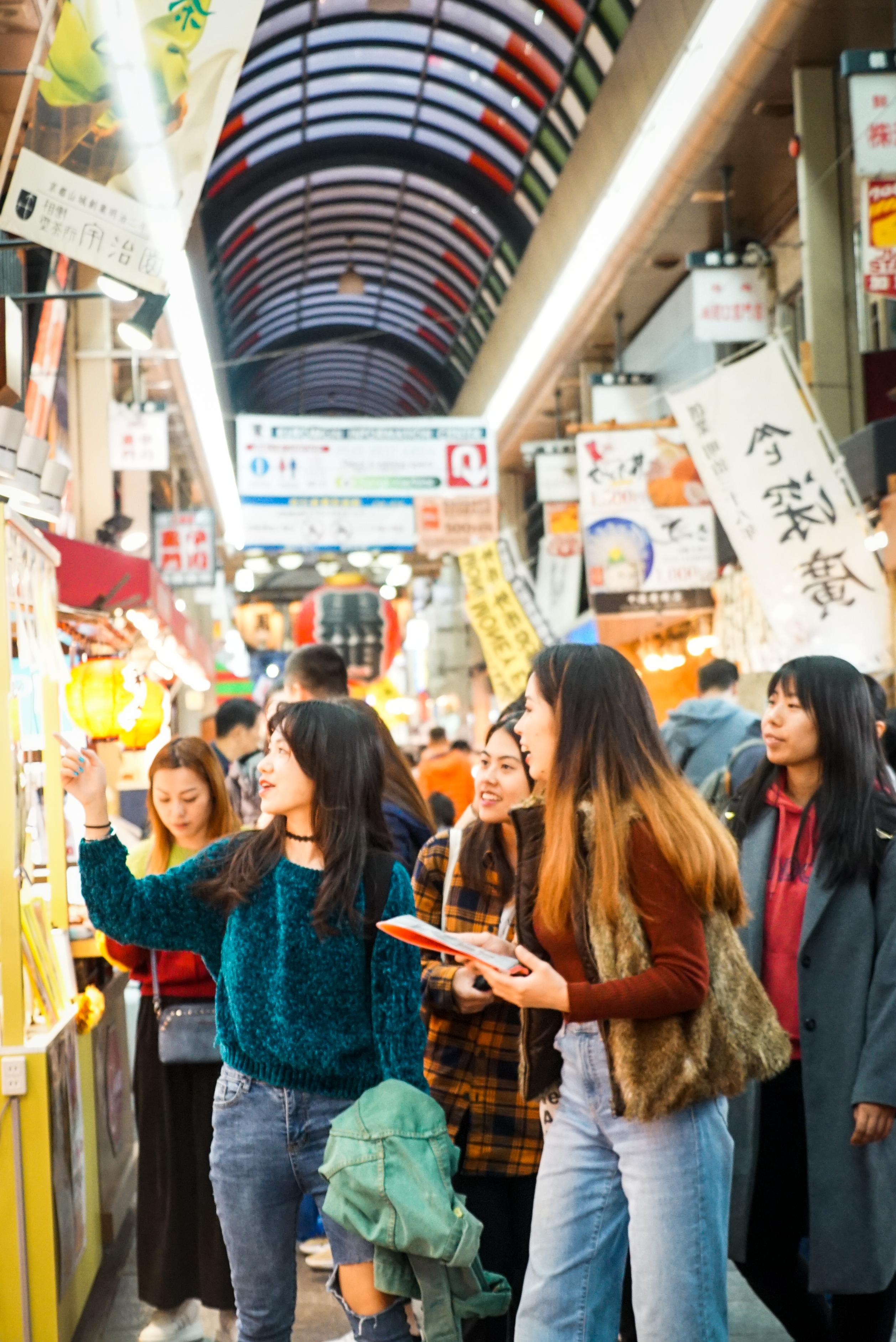 Osaka: Kuromon Market Food Walking Tour (6 stops, 6 tastes)