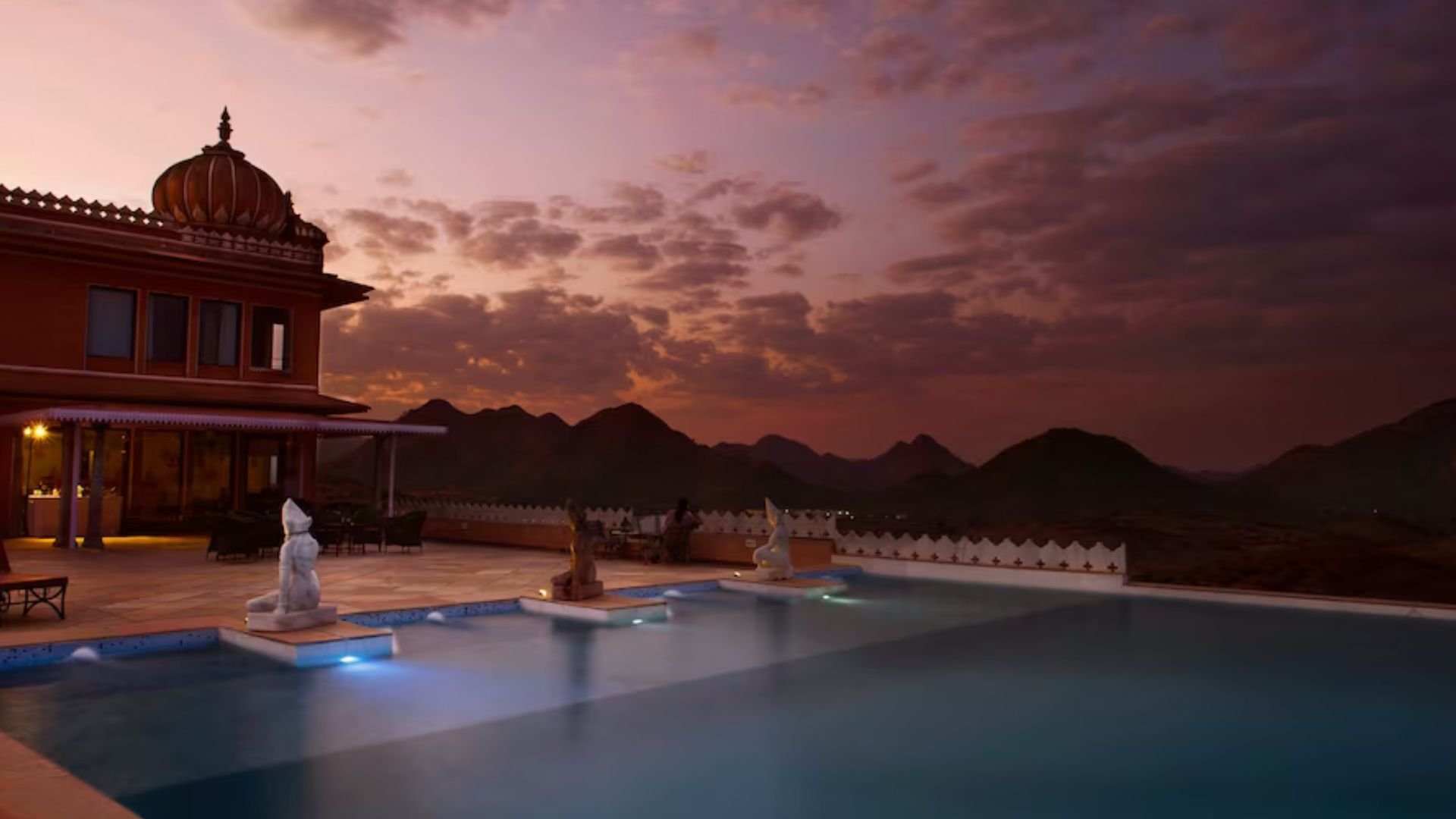 Udaipur Royal Heritage: Vintage Car Ride & Private Museum Tour