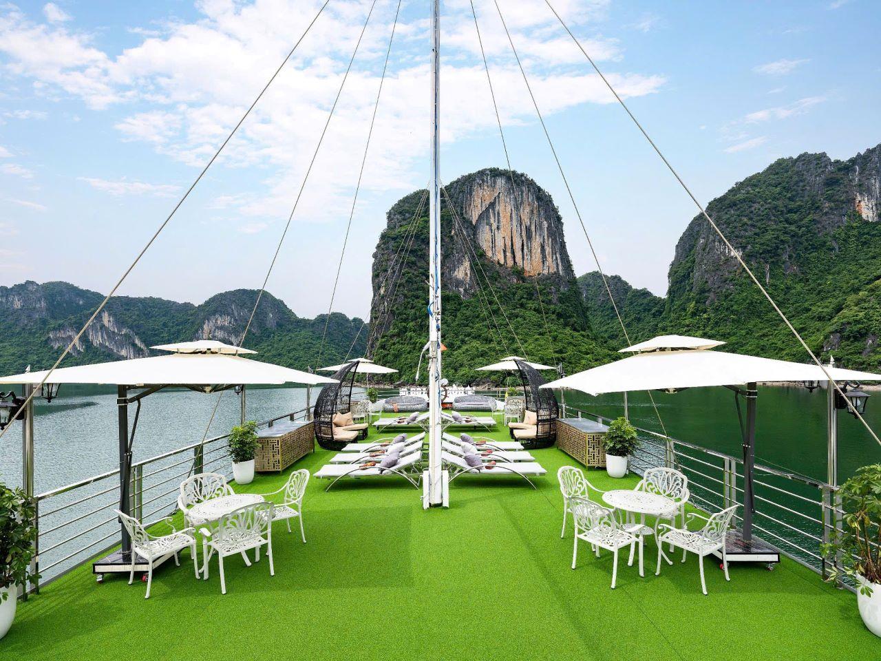 Ha Long Bay Day Trip from Hanoi: Luxury or Standard Cruise with Lunch