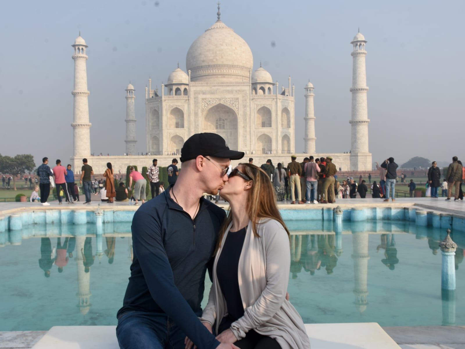 Delhi to Taj Mahal Sunrise Tour with Agra Fort & Pickup