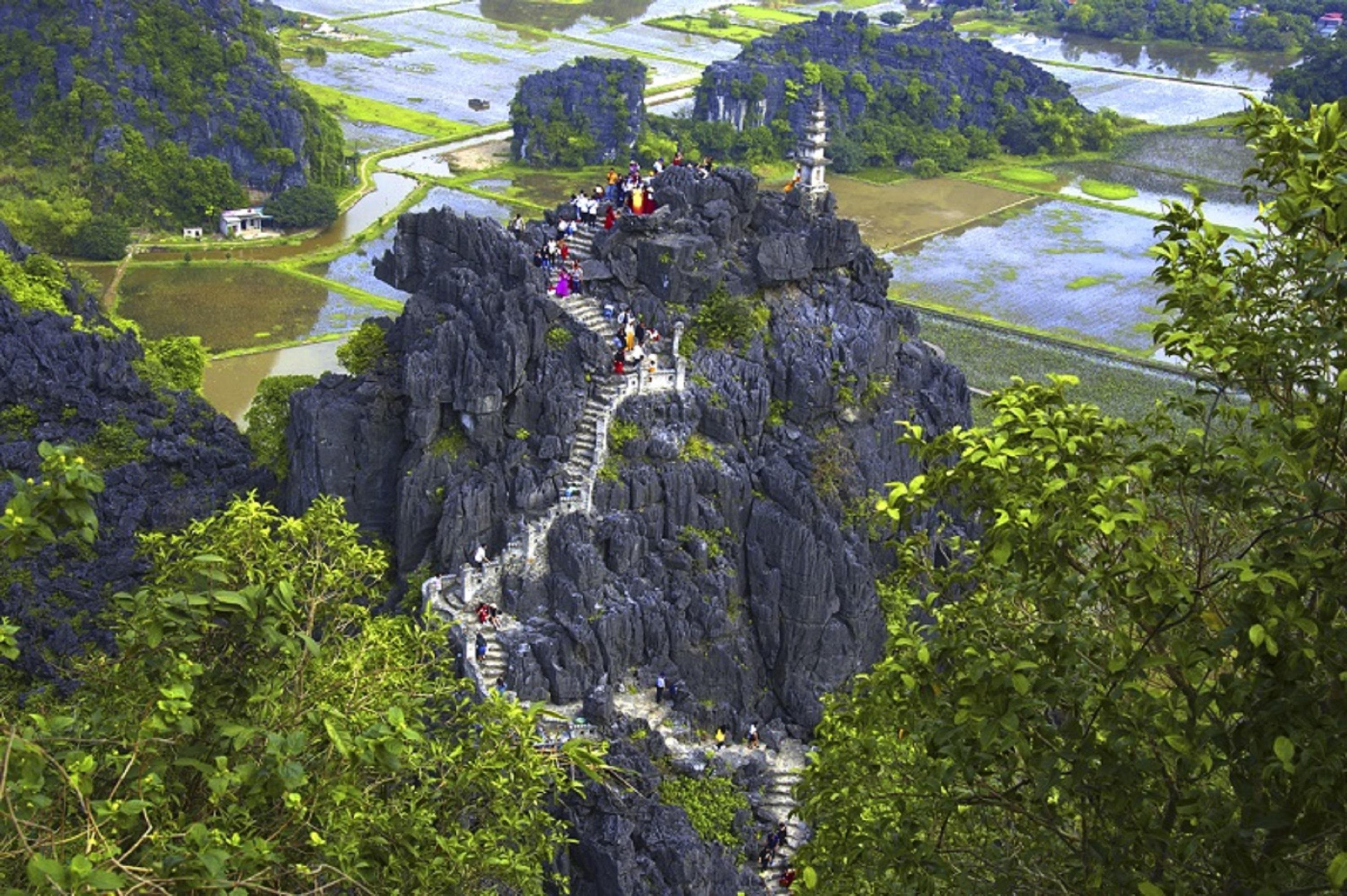 Ninh Binh Full-Day Tour: Hoa Lu, Bai Dinh, Trang An & Mua Cave