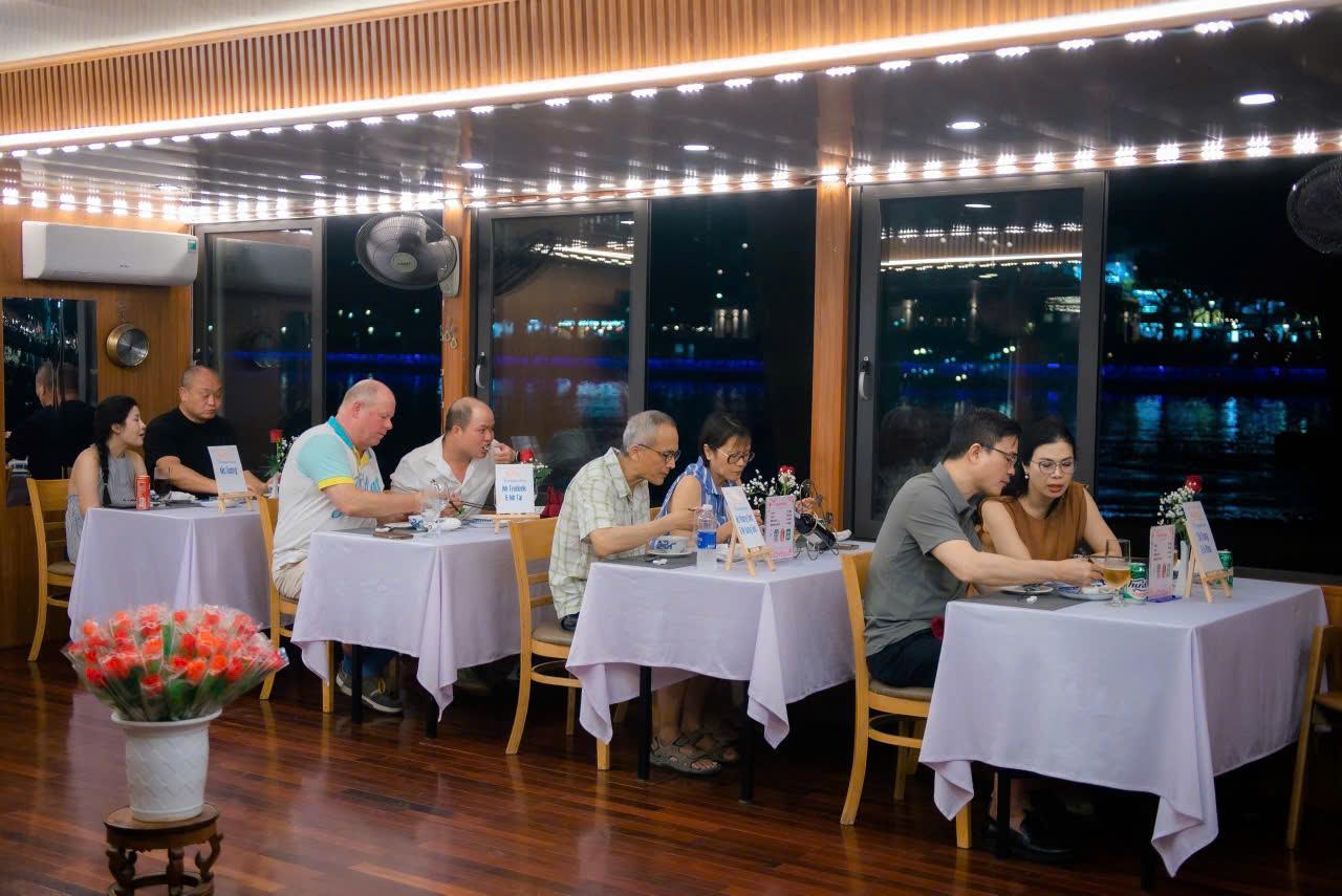 Perfume River Dinner Cruise with Hue Folk Music & Dining