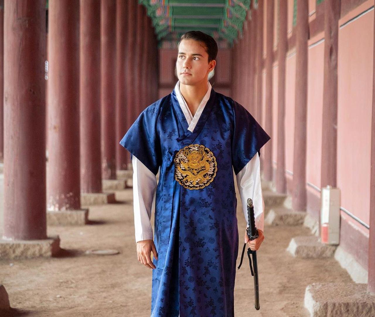 Seoul: Hanbok Rental with Gyeongbokgung Palace Entry — Seoul K-beauty experience photo 12