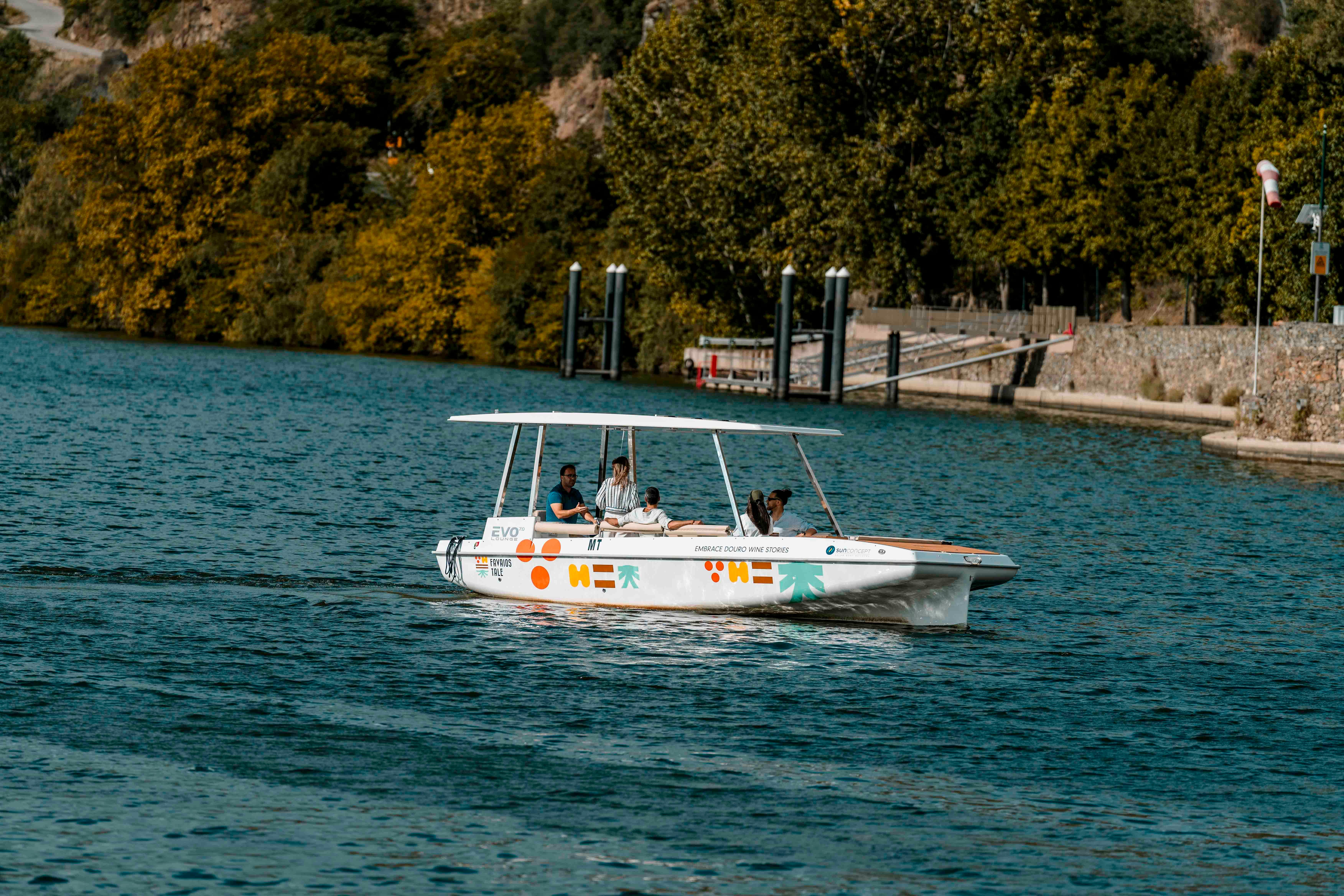 Pinhão Solar Boat Cruise on the Douro with Wine Tasting