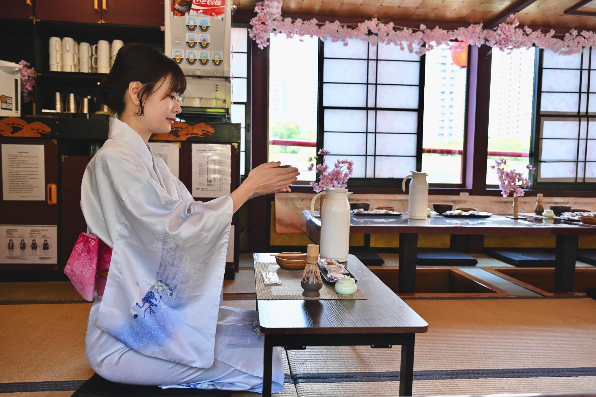 Tokyo Bay Yakatabune: Tea Ceremony, Wagashi & Live Shamisen Cruise