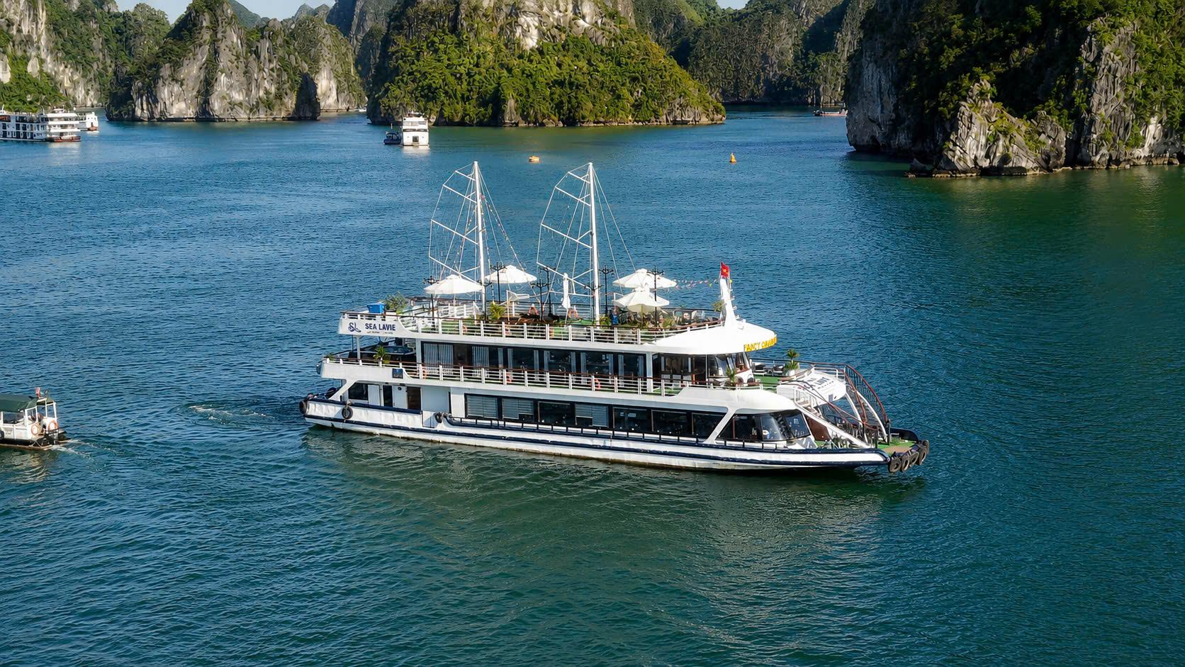 Luxury Ha Long Bay Day Cruise with Buffet & Kayaking
