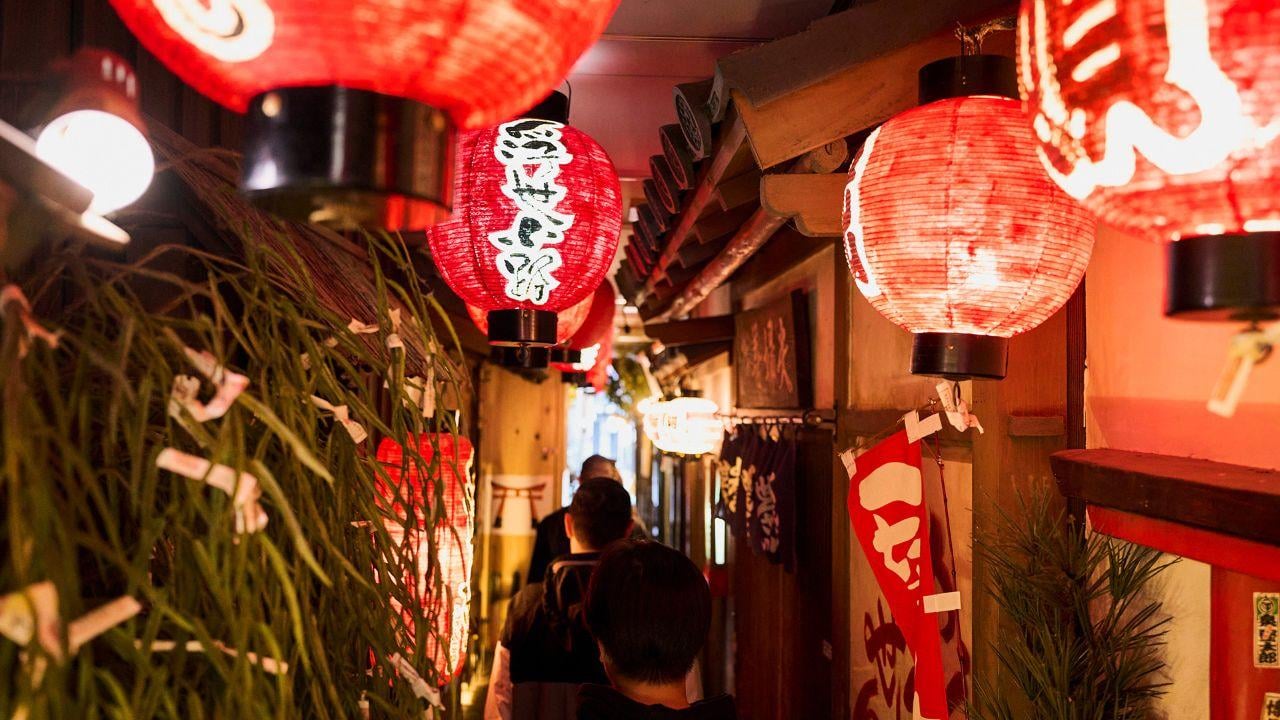 Osaka: Guided Food Tour with 12 Dishes and 2 drinks