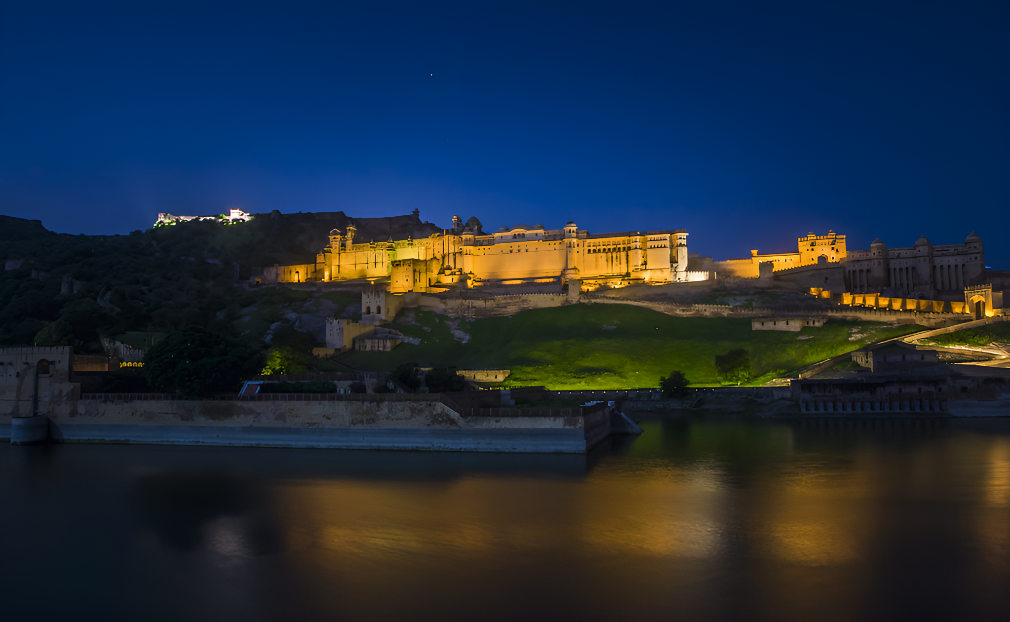 Jaipur: Amber Fort Sound & Light Show with Dinner
