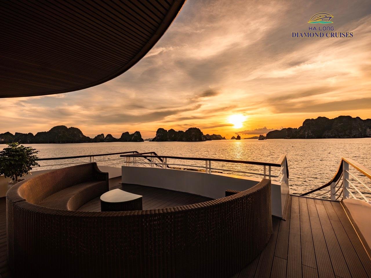 Ha Long Bay Full-Day Luxury Cruise from Hanoi