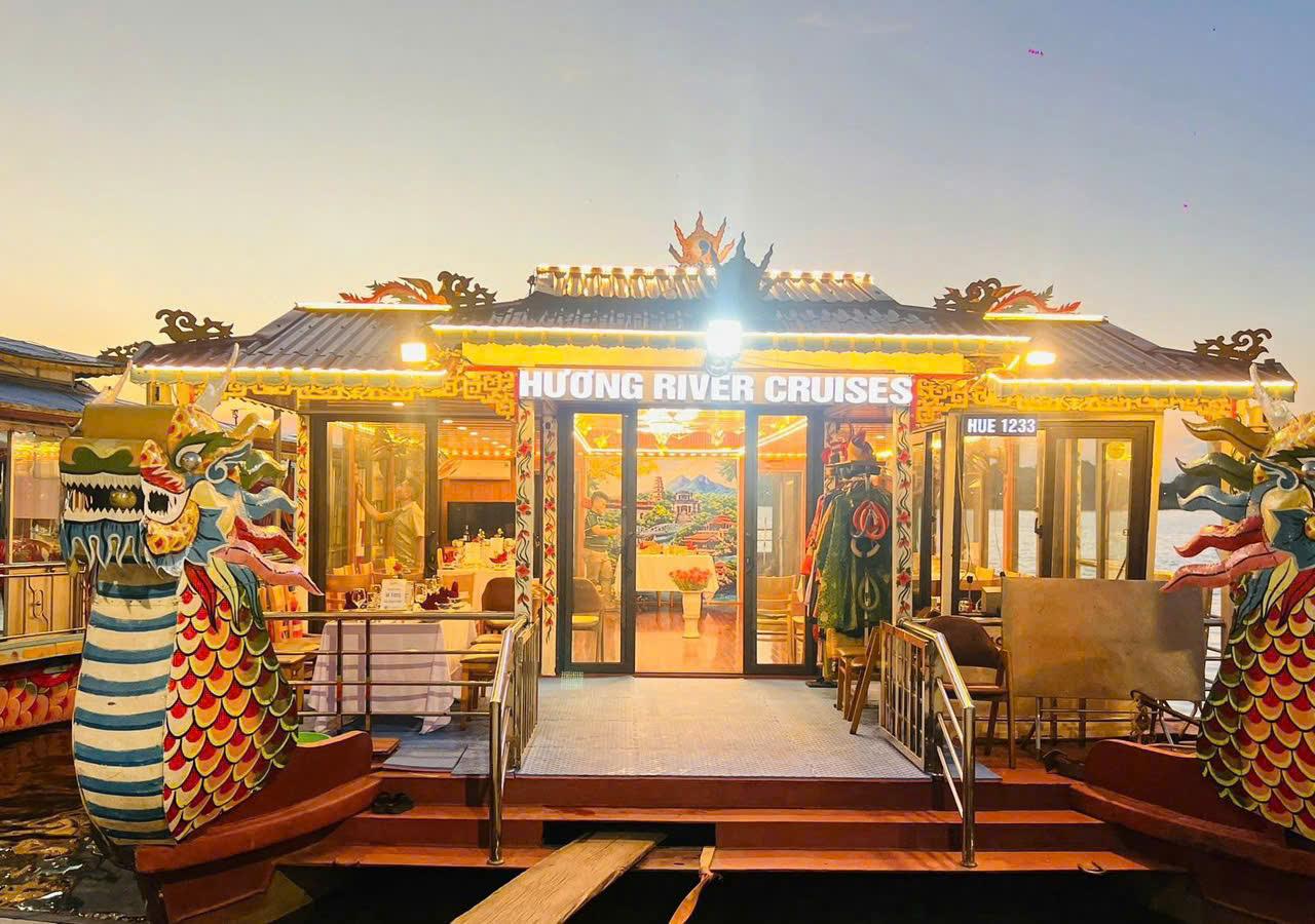 Perfume River Dinner Cruise with Hue Folk Music & Dining
