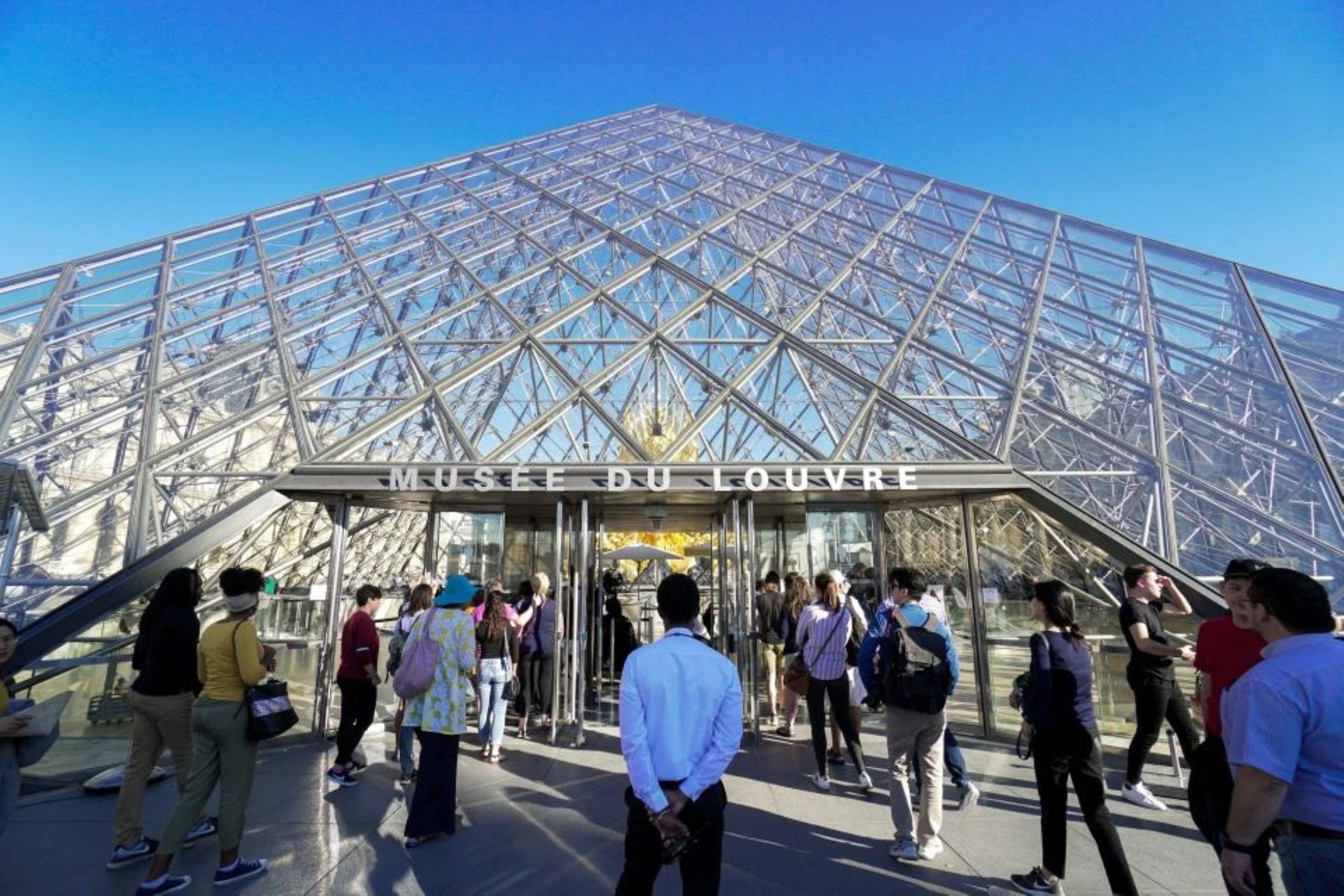 Paris Louvre Museum: Guided Entry with Mona Lisa Audioguide