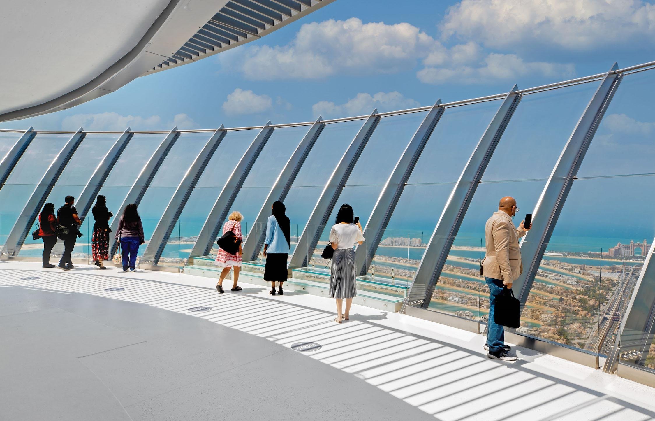 Dubai: Palm Tower Observation Deck & Afternoon Yacht Cruise