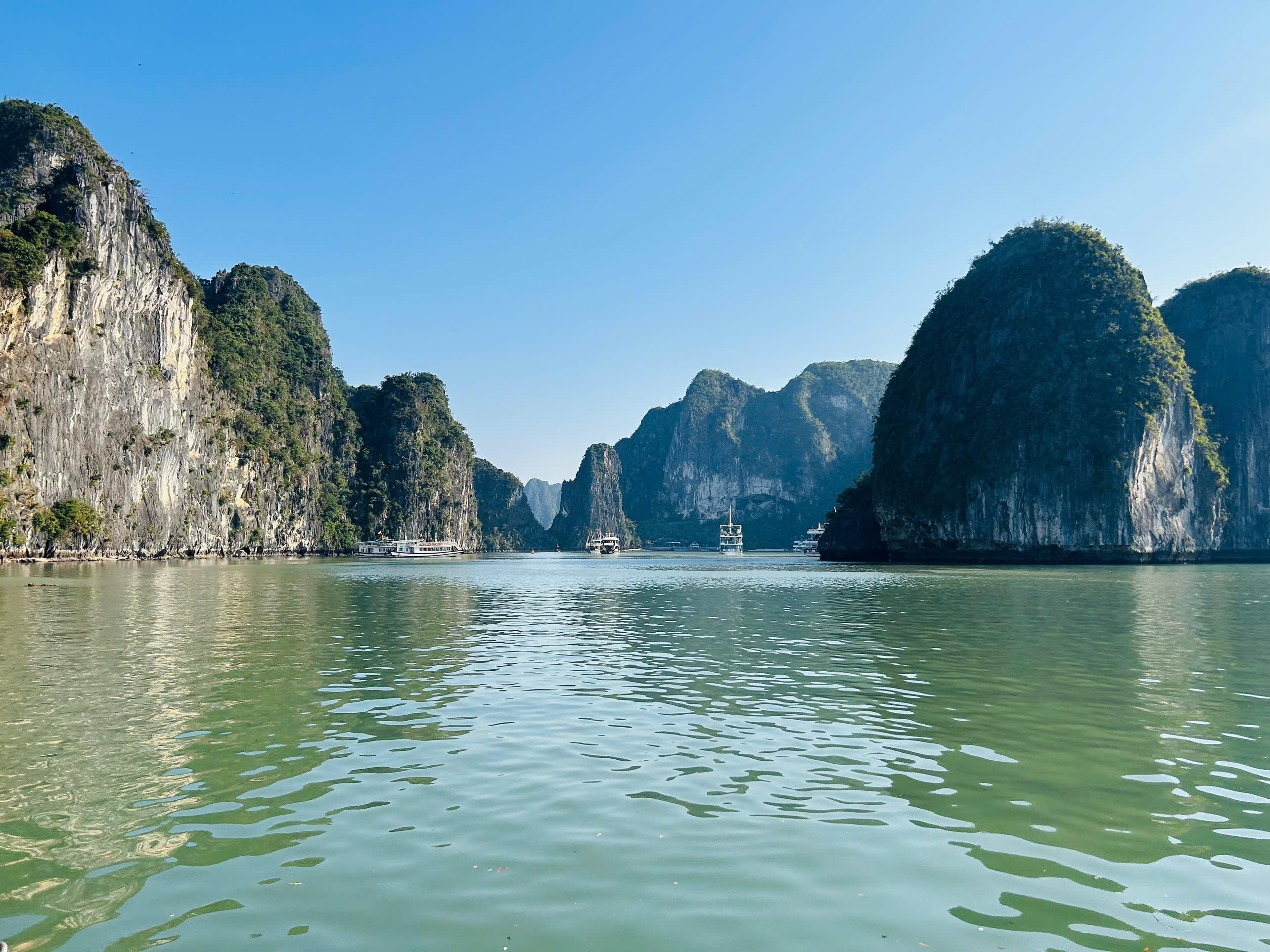 Ha Long Bay Full-Day Cruise: Caves, Kayaking & Scenic Views