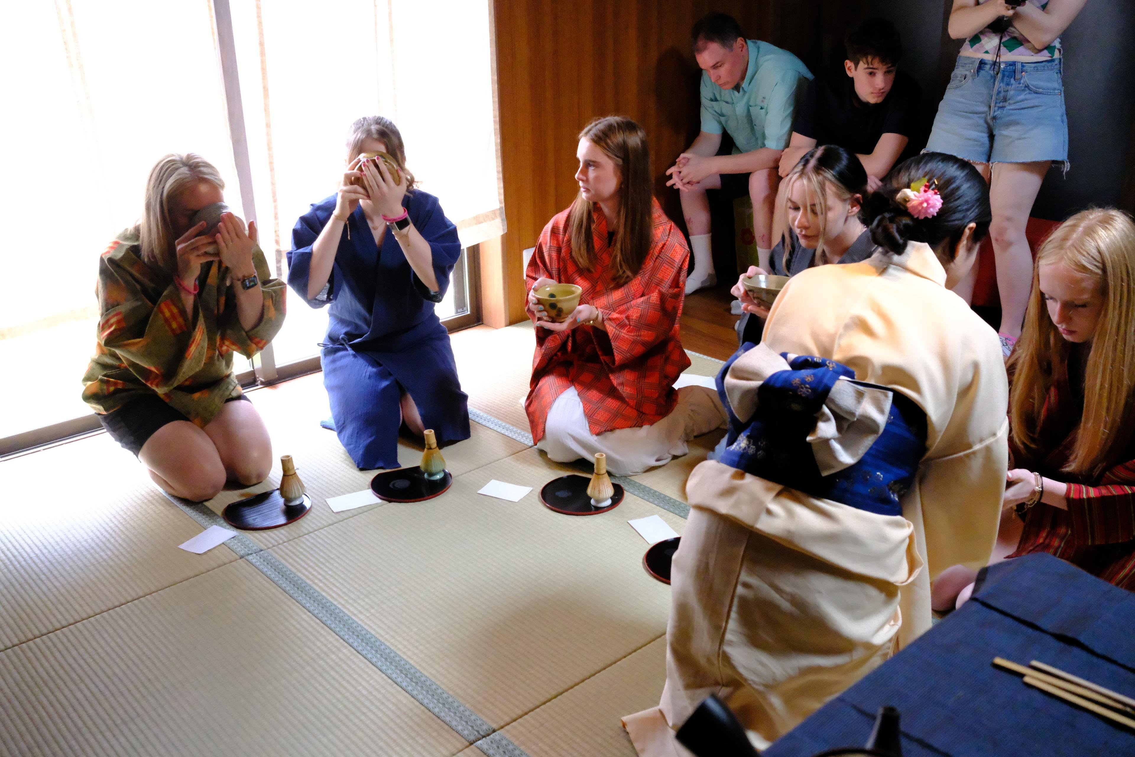 Privat upplevelse i Machiya i Kyoto: Tebjudning, kalligrafi & kimono