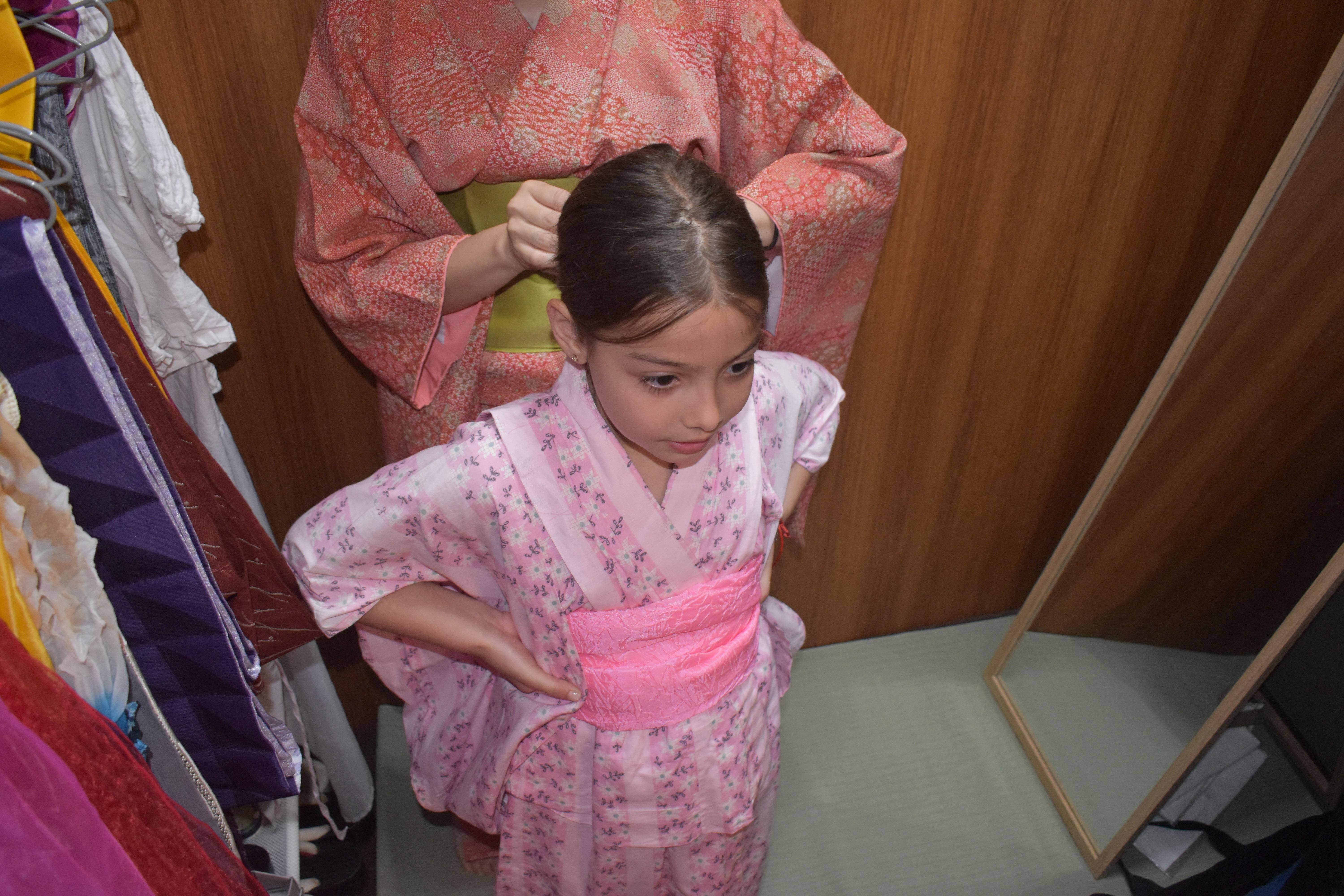 Privat upplevelse i Machiya i Kyoto: Tebjudning, kalligrafi & kimono