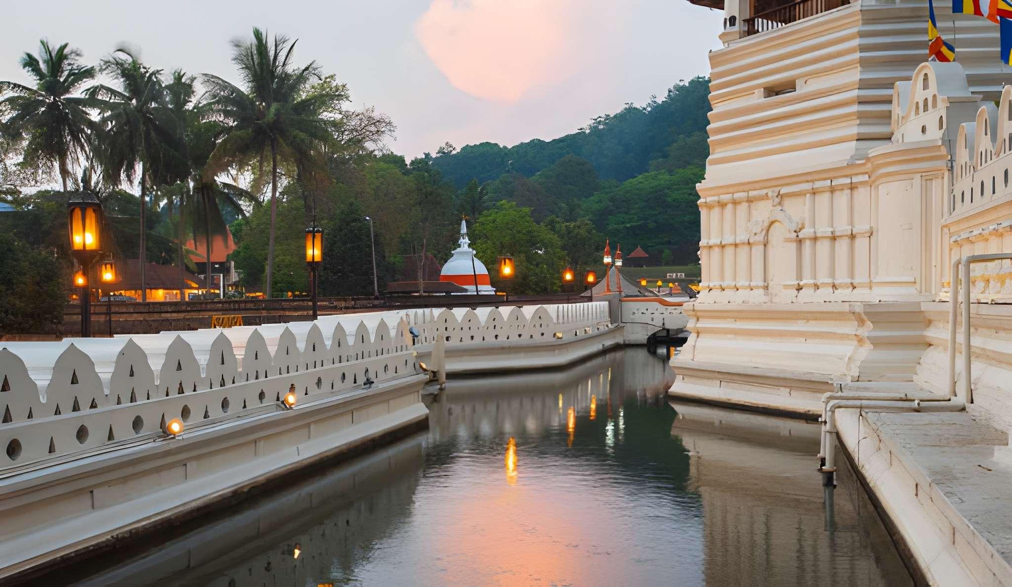 Kandy: Temple of the Sacred Tooth Guided Cultural Tour