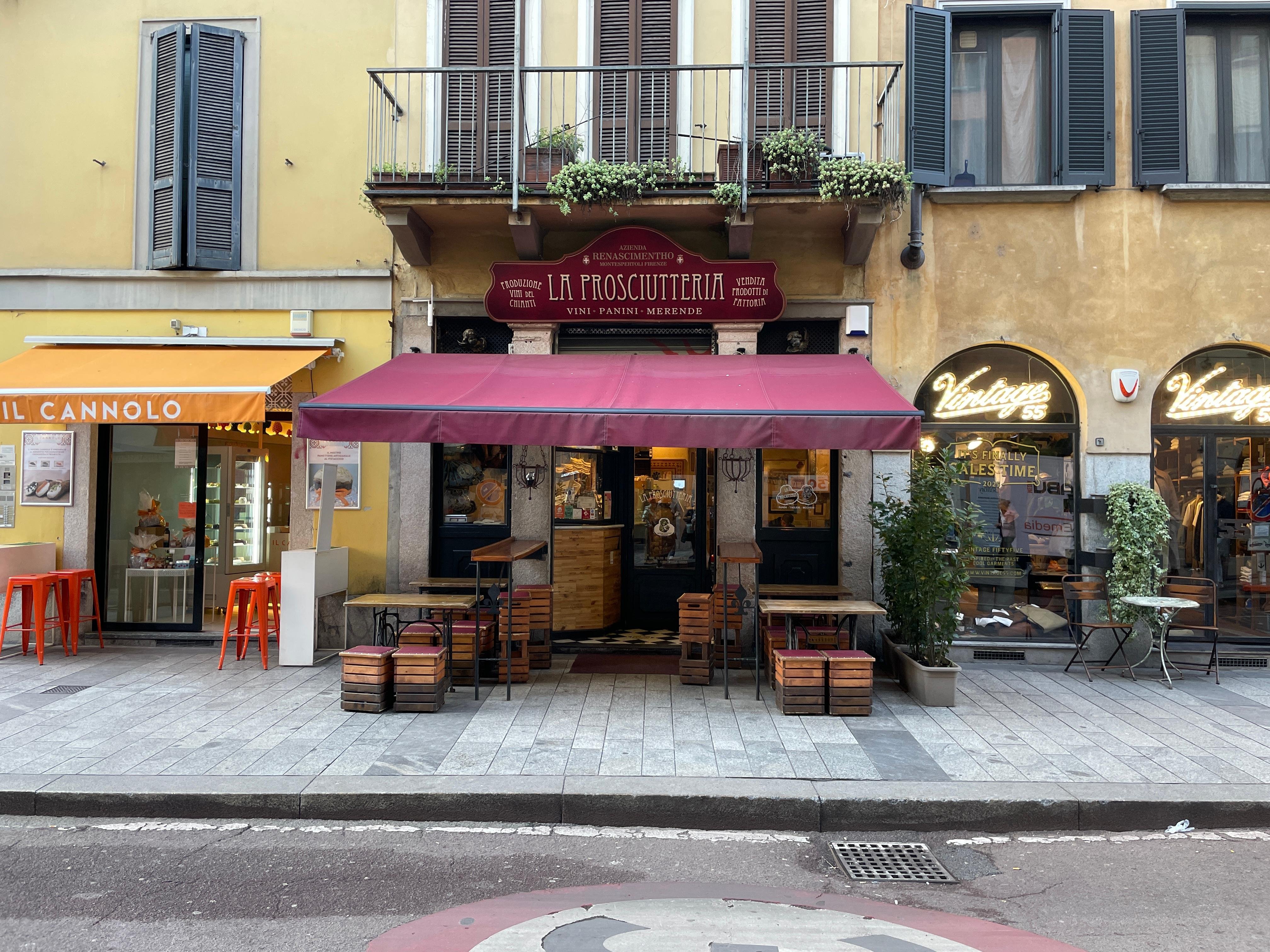 Milan History & Street Food Walk with Wine