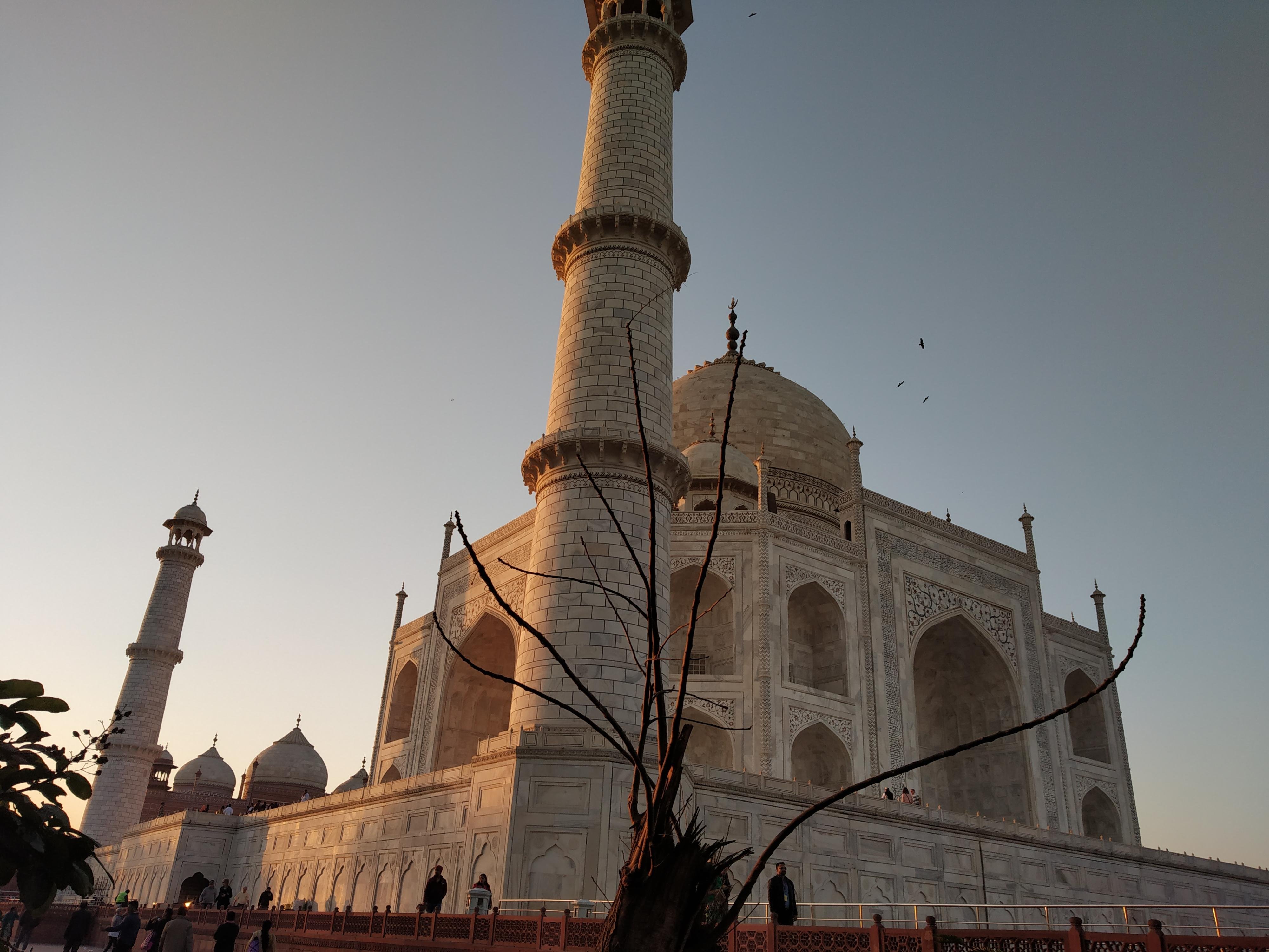 Taj Mahal Guided Tour with Traditional Saree or Kurta Experience