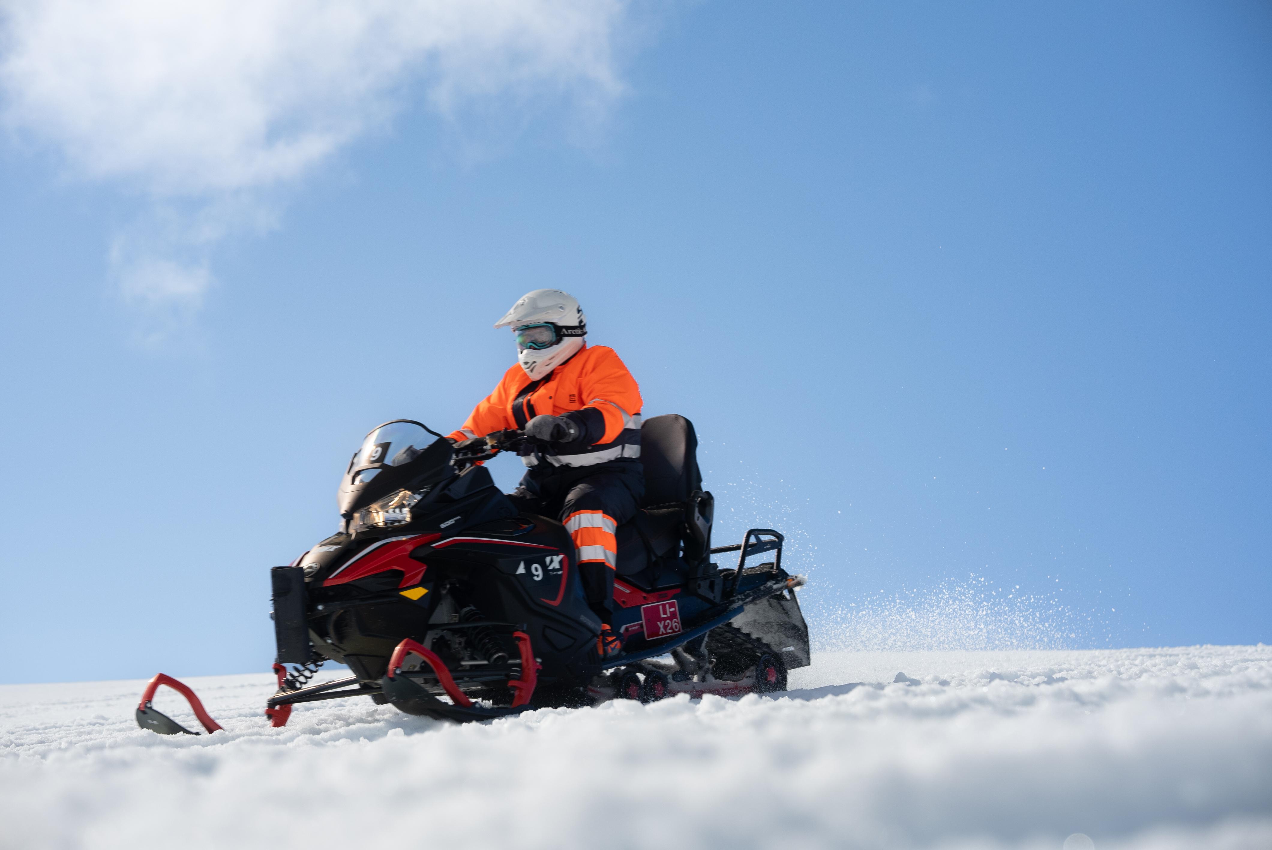 Iceland Golden Circle & Langjökull Glacier Snowmobile Super Jeep Tour