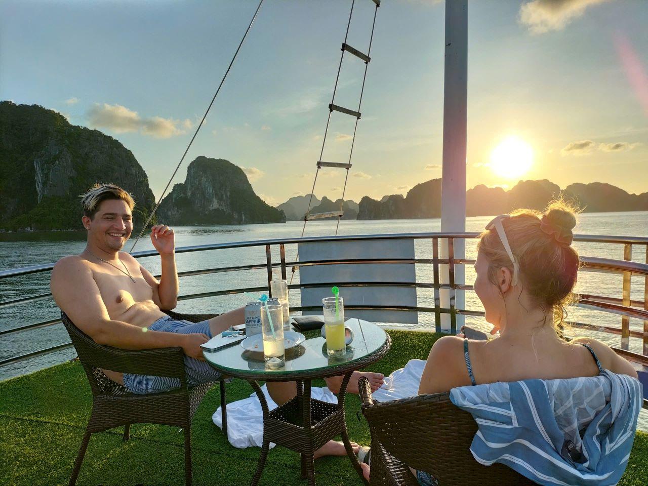 Ha Long Bay Day Trip from Hanoi: Luxury or Standard Cruise with Lunch