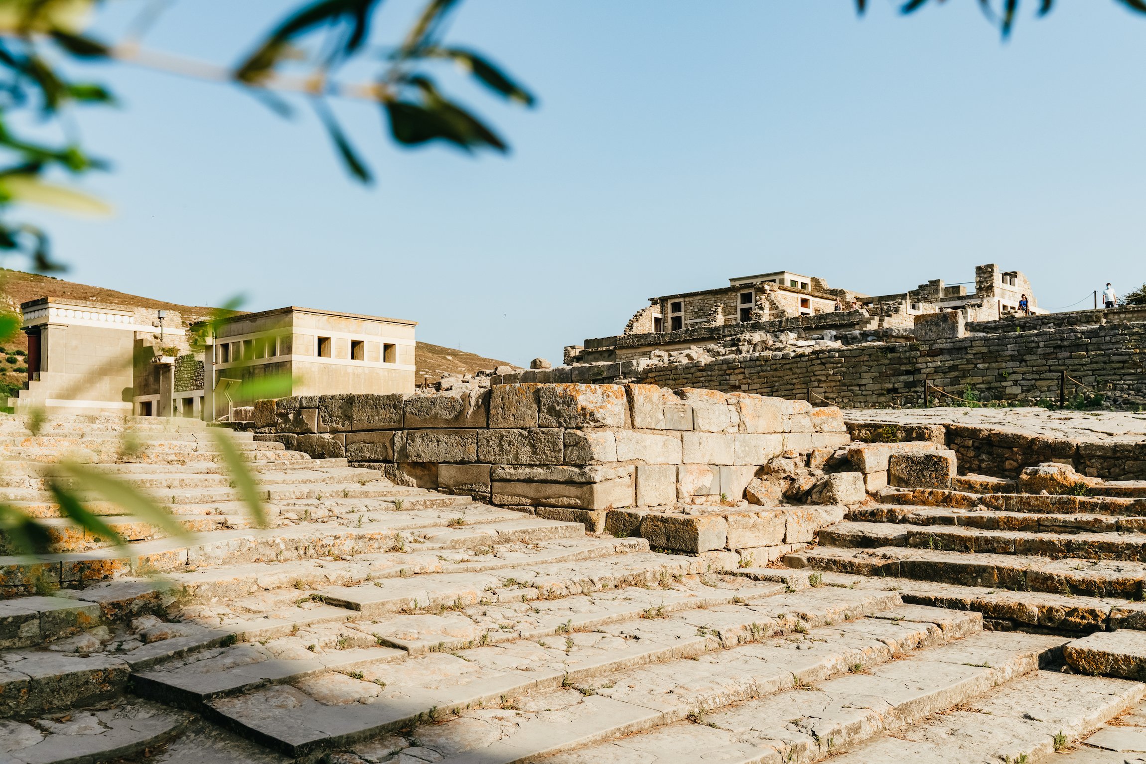 Knossos Palace guided tour Crete — Minoan throne room, grand staircase, bull-leaping frescoes, central court — image 5