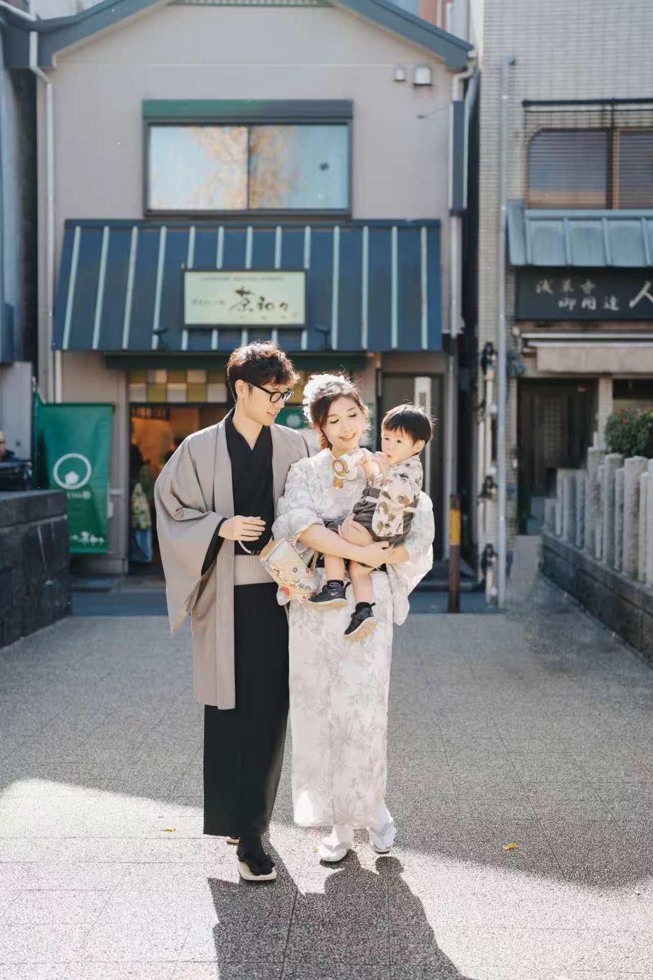 Osaka: Private Custom Kimono Photoshoot & Walking Tour